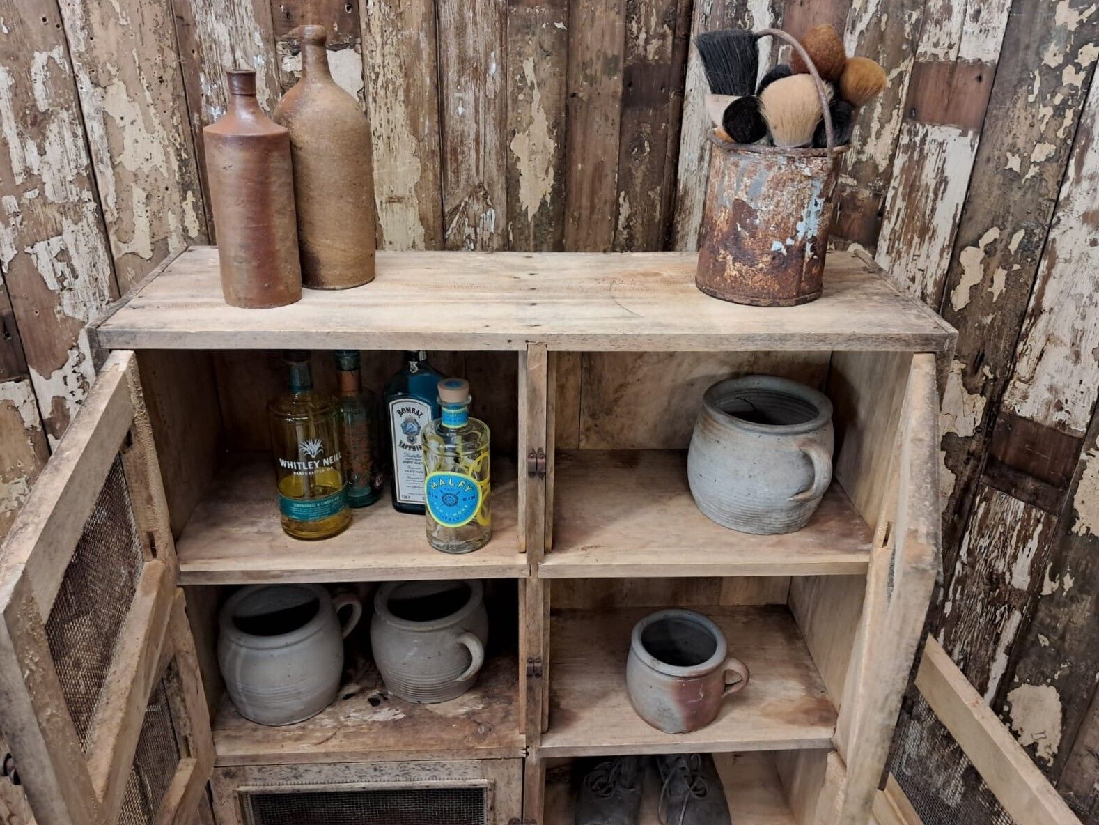 photo vinterior Rustic Chicken Coop Cupboard