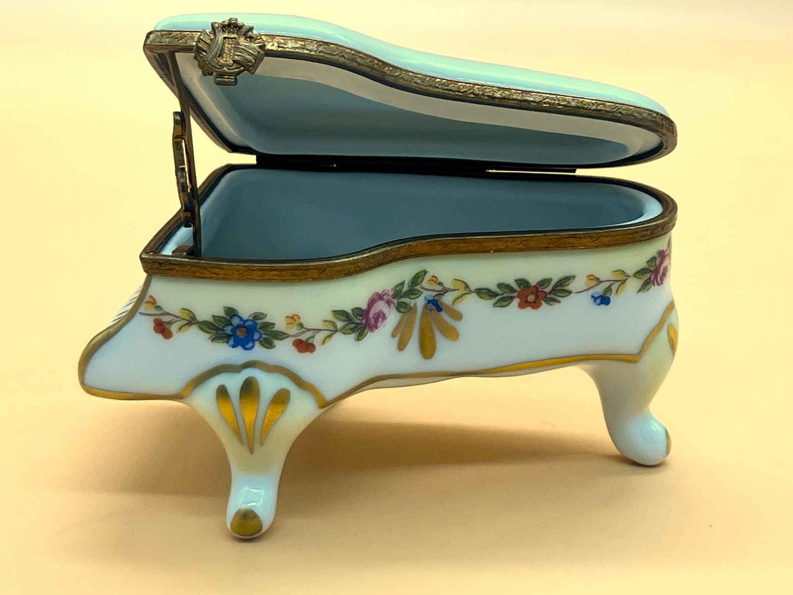 Boîte à bijoux / boîte à colifichets Jacques Limoges Porcelain France, édition limitée 55/250, piano à couvercle articulé peint à la main. photo vinterior