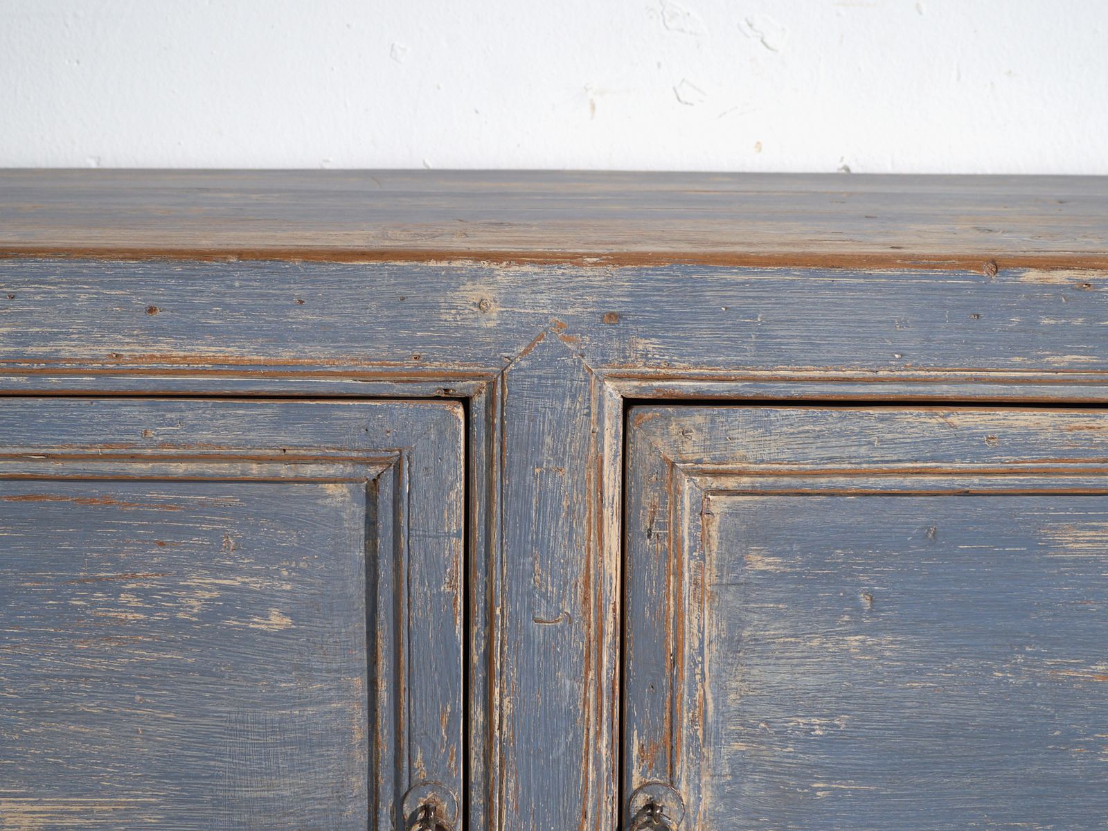 photo furniture Antique Sideboard In Pine Wood – China, Circa 1950