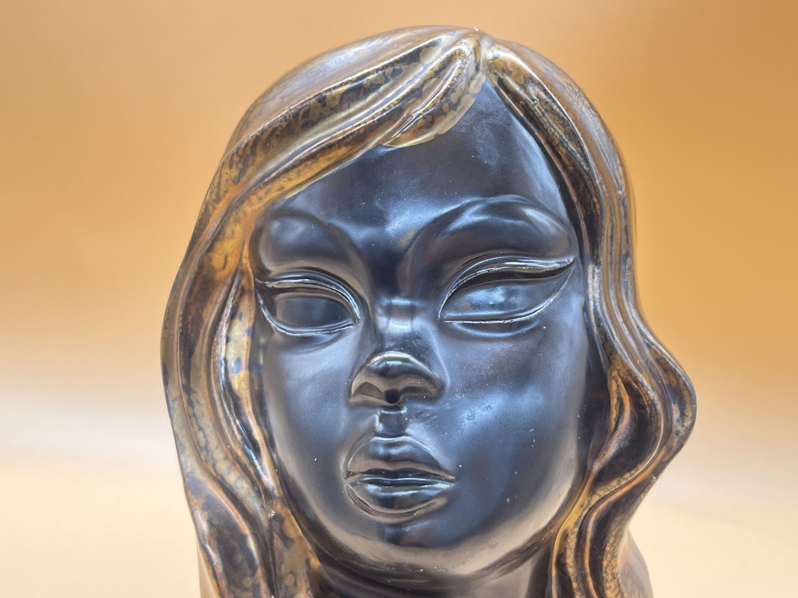 Mcm Gema Pottery Holland wandplaquette van dameshoofdje uit The Black Collection. 639. photo furniture