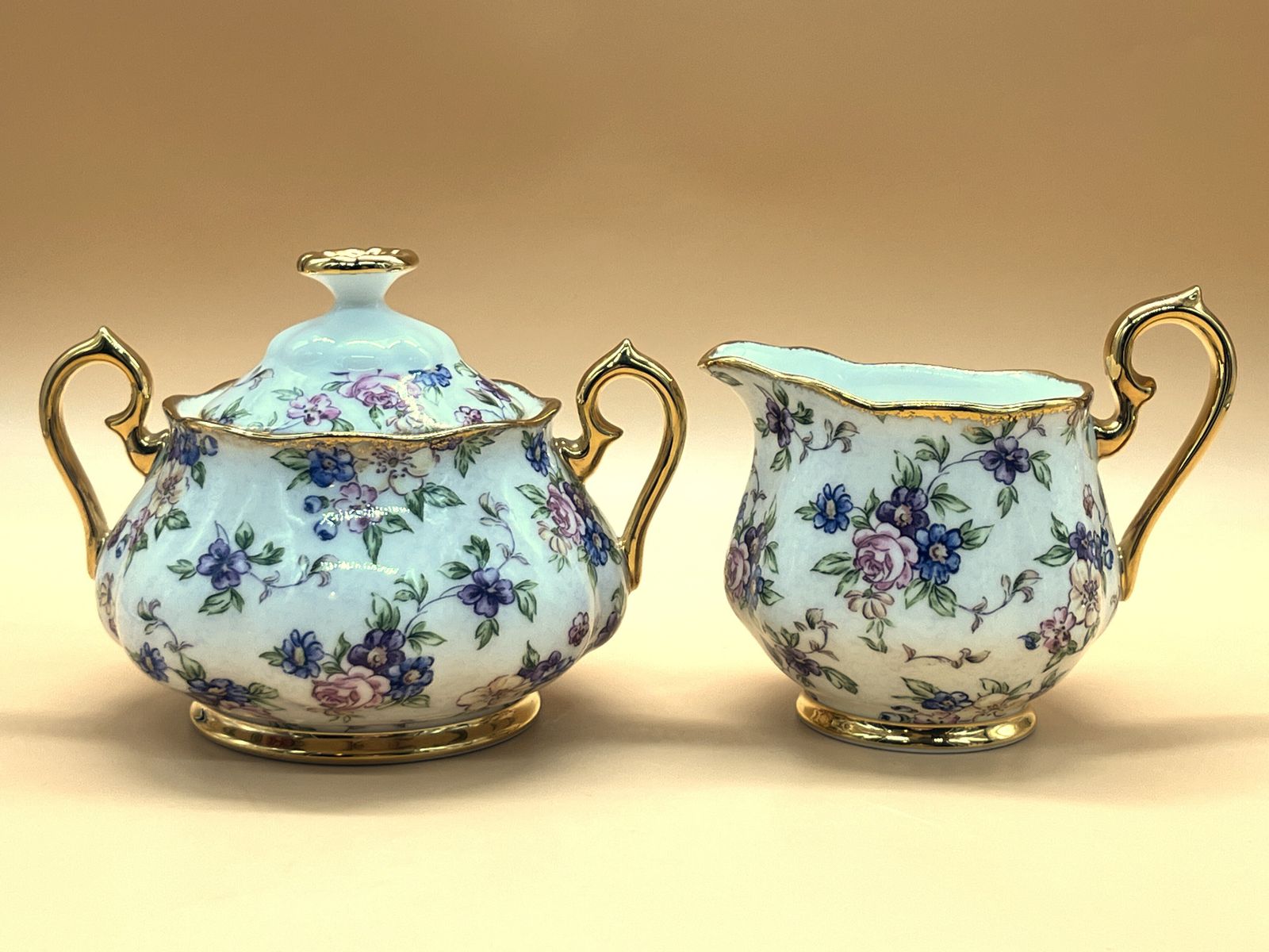 photo furniture Nieuw Royal Albert China English Chintz Design Theepot met 2 Pint Inhoud, Roomkannetje en Suikerpot met Deksel. In Doos.