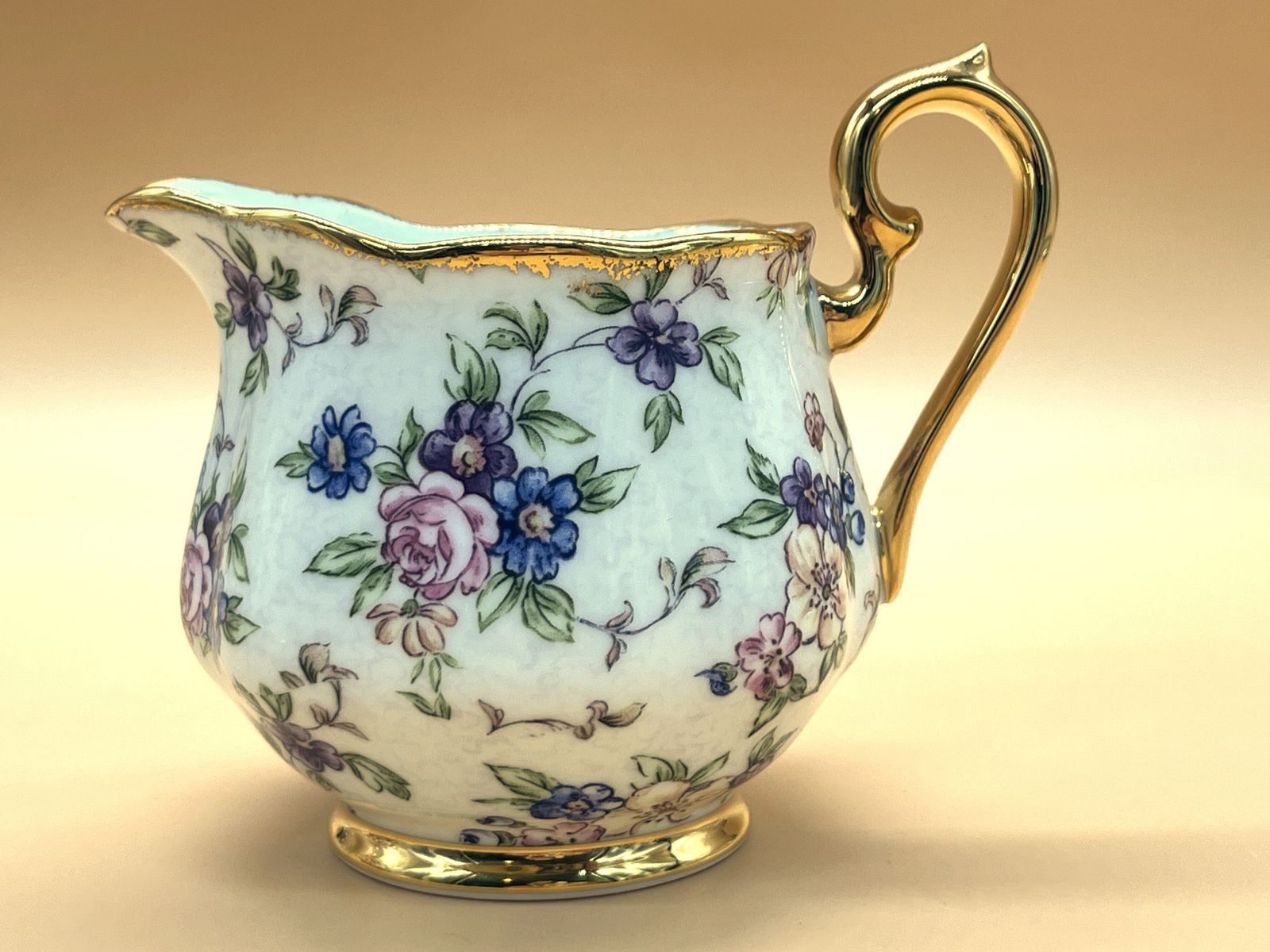photo for sale Nieuw Royal Albert China English Chintz Design Theepot met 2 Pint Inhoud, Roomkannetje en Suikerpot met Deksel. In Doos.