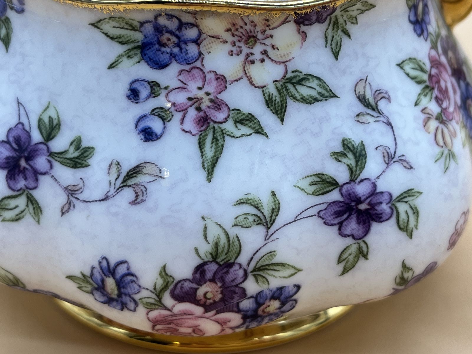 photo vinterior Nieuw Royal Albert China English Chintz Design Theepot met 2 Pint Inhoud, Roomkannetje en Suikerpot met Deksel. In Doos.