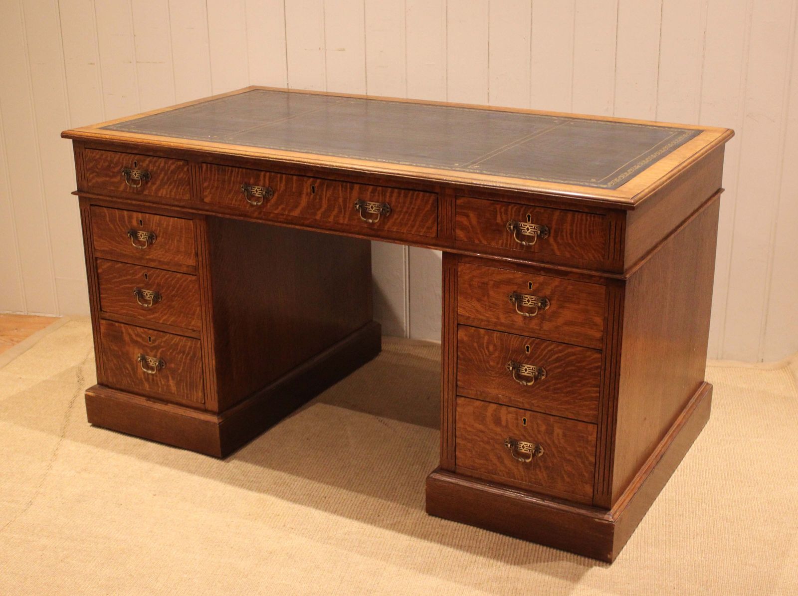 Large Edwardian Figured Oak Pedestal Desk photo 1150.0