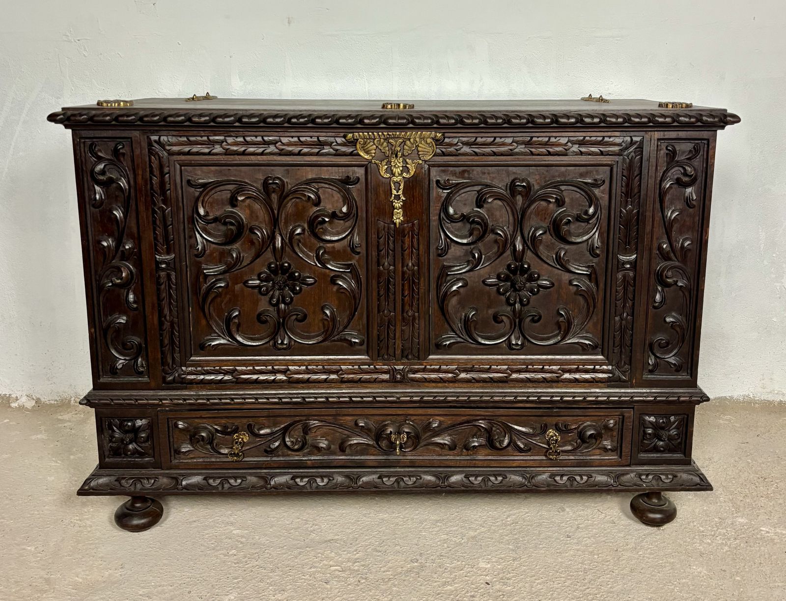 Spaanse kist, Renaissance Revival-stijl photo Meubels