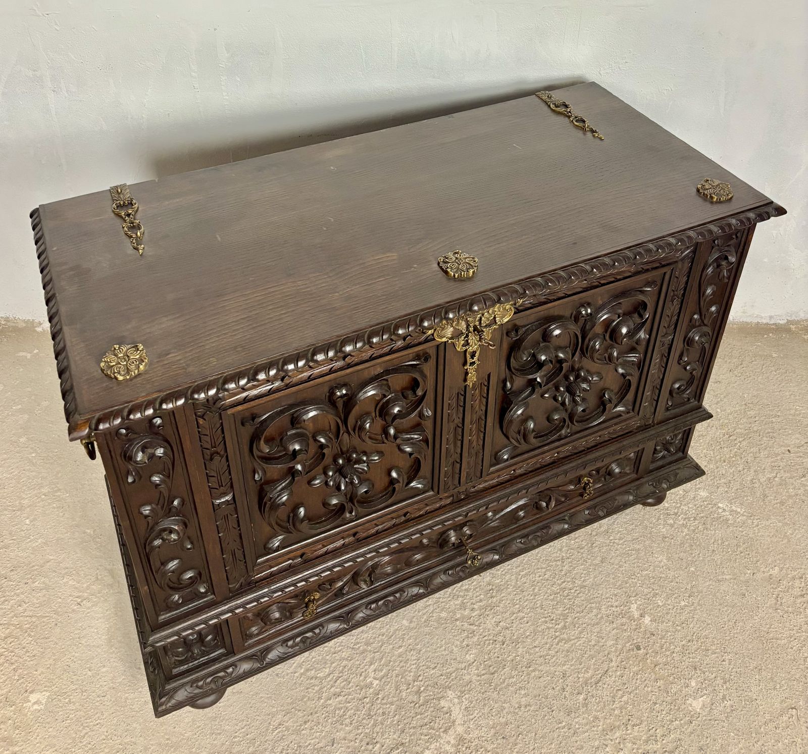 photo for sale Spaanse kist, Renaissance Revival-stijl