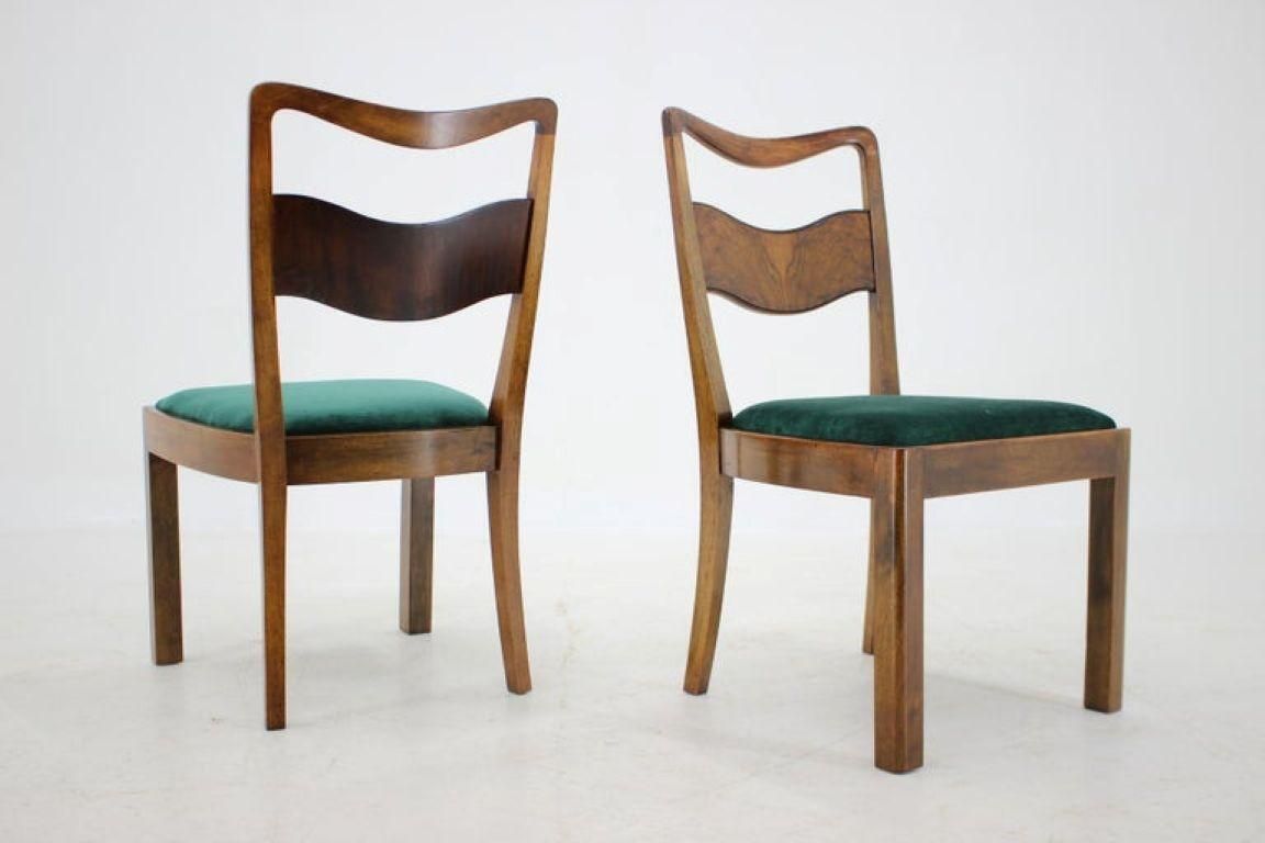 Set van 4 Tsjechische art deco walnoot eetkamerstoelen met groene velours bekleding, jaren 1930 photo vintage