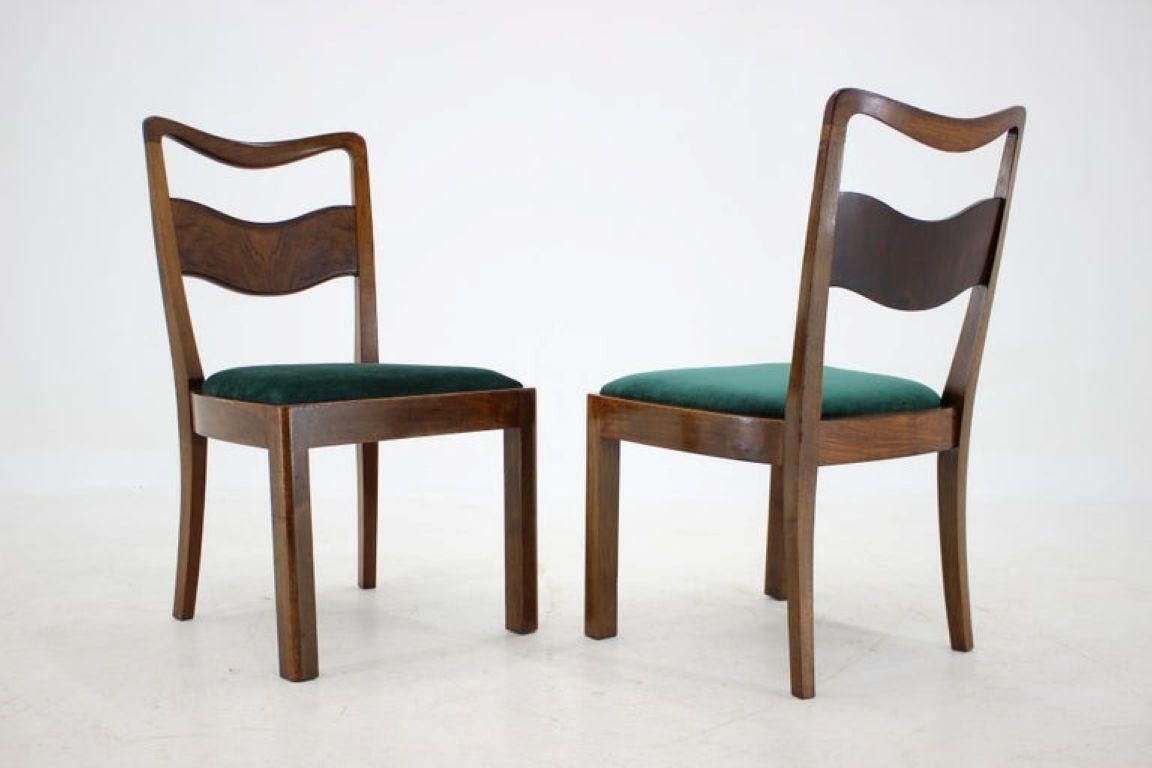 photo furniture Set van 4 Tsjechische art deco walnoot eetkamerstoelen met groene velours bekleding, jaren 1930
