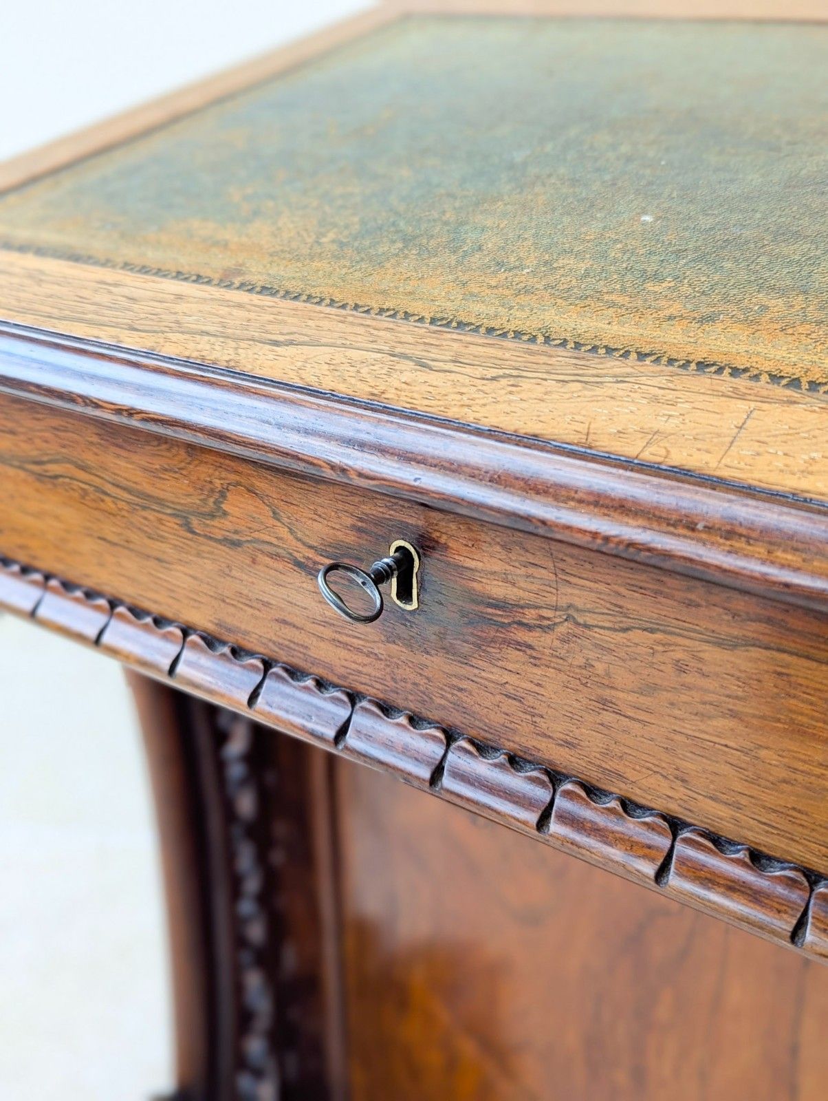 photo furniture Antique William IV Rosewood Davenport By W&C Wilkinson C.1835