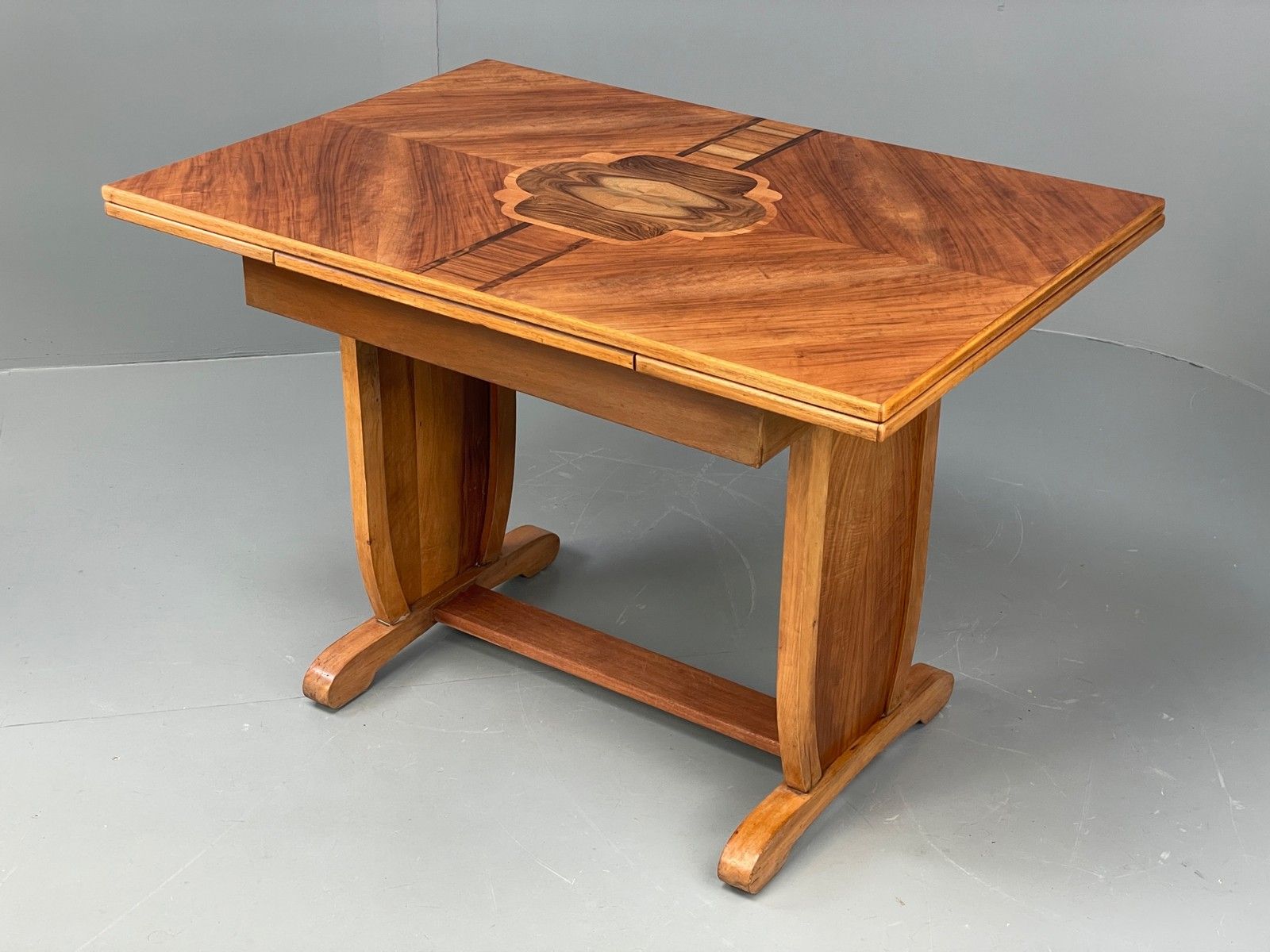 photo vintage Art Deco Dining Table By Davant 1950s Walnut Extending Vintage Retro Eb12216