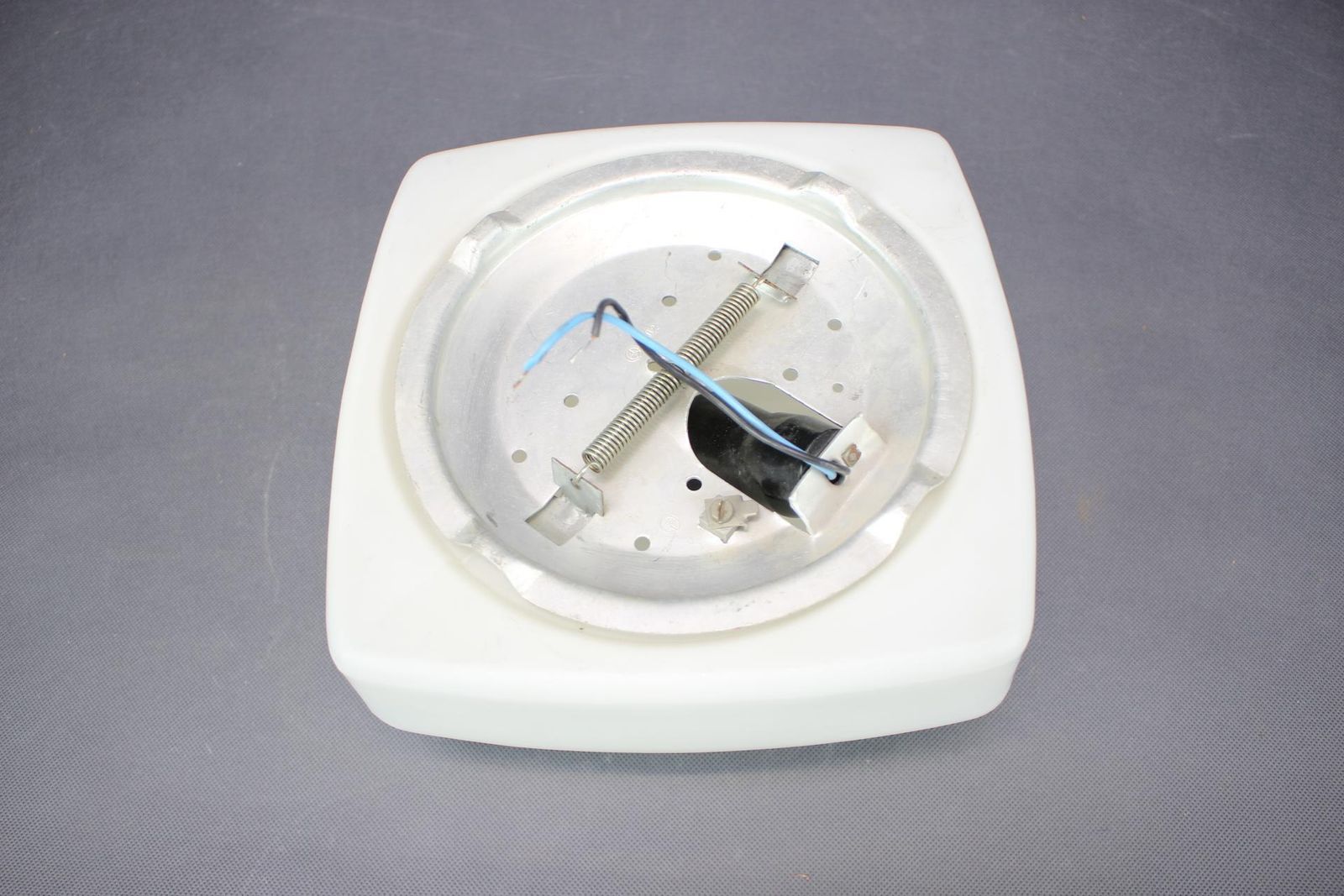 Plafonnier mid-century en verre opalin, Tchécoslovaquie, années 1960 photo Luminaires