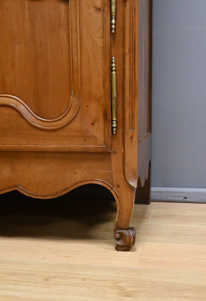 photo vinterior Four Door Cherrywood Cabinet, Regional Craftsmanship, Louis XV Style – Early 19th Century