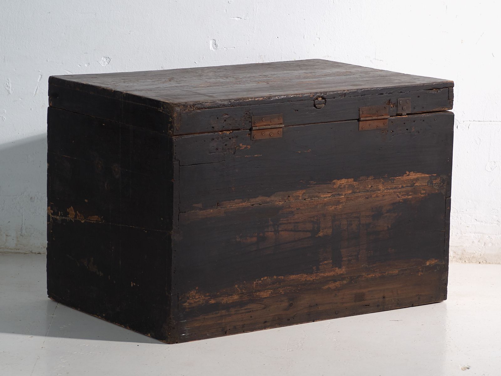 Antique Painted Trunk In Pine Wood – China, Circa 1900 photo vinterior