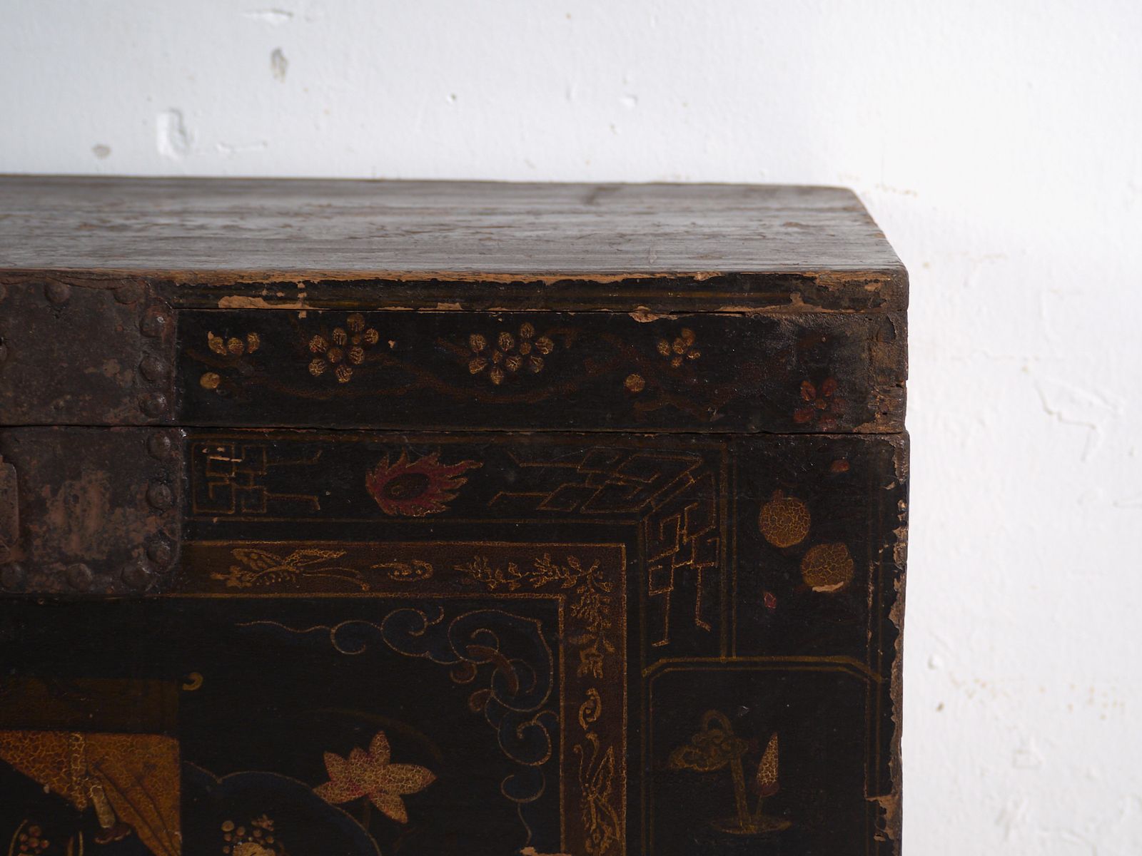 photo furniture Antique Painted Trunk In Pine Wood – China, Circa 1900