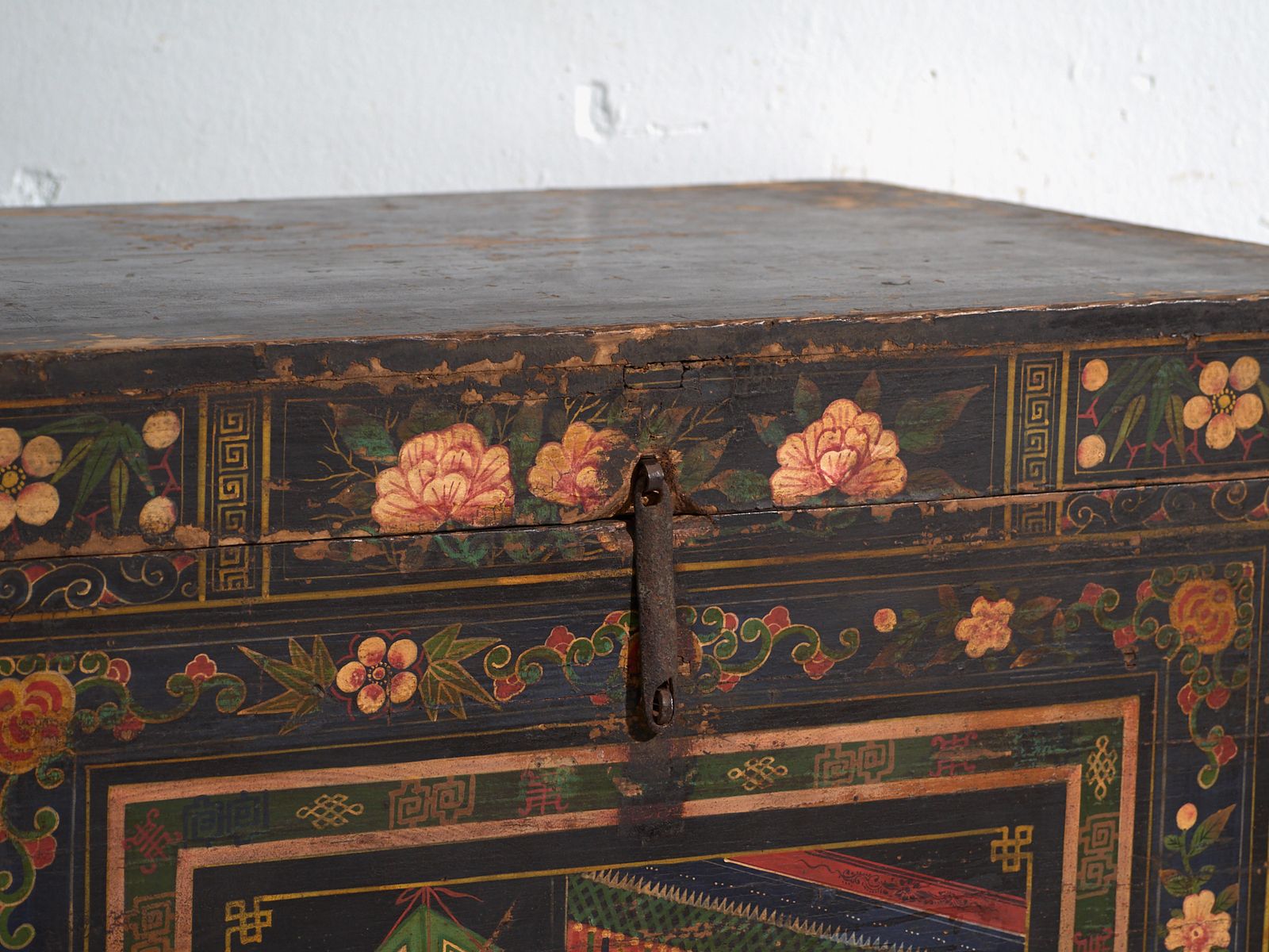 photo vinterior Antique Painted Trunk In Pine Wood – China, Circa 1900