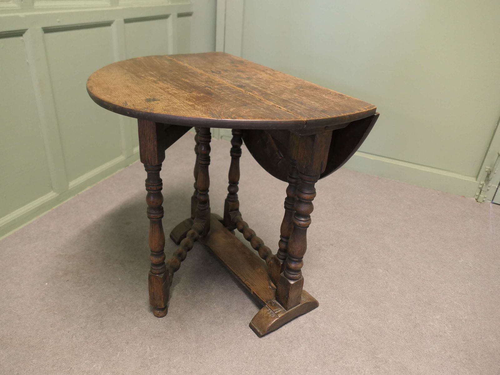 Small Georgian Oak Gate Leg Table The Table Has A Solid Oak Top With Turned Legs