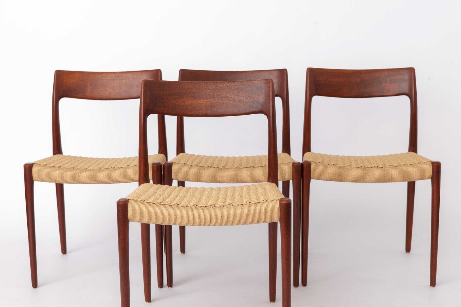 Set Van 4 Niels Møller Model 77 Stoelen – Donker Teak Met Deens Koord, Jaren 1950, Deense Mid Century Eetkamerstoelen