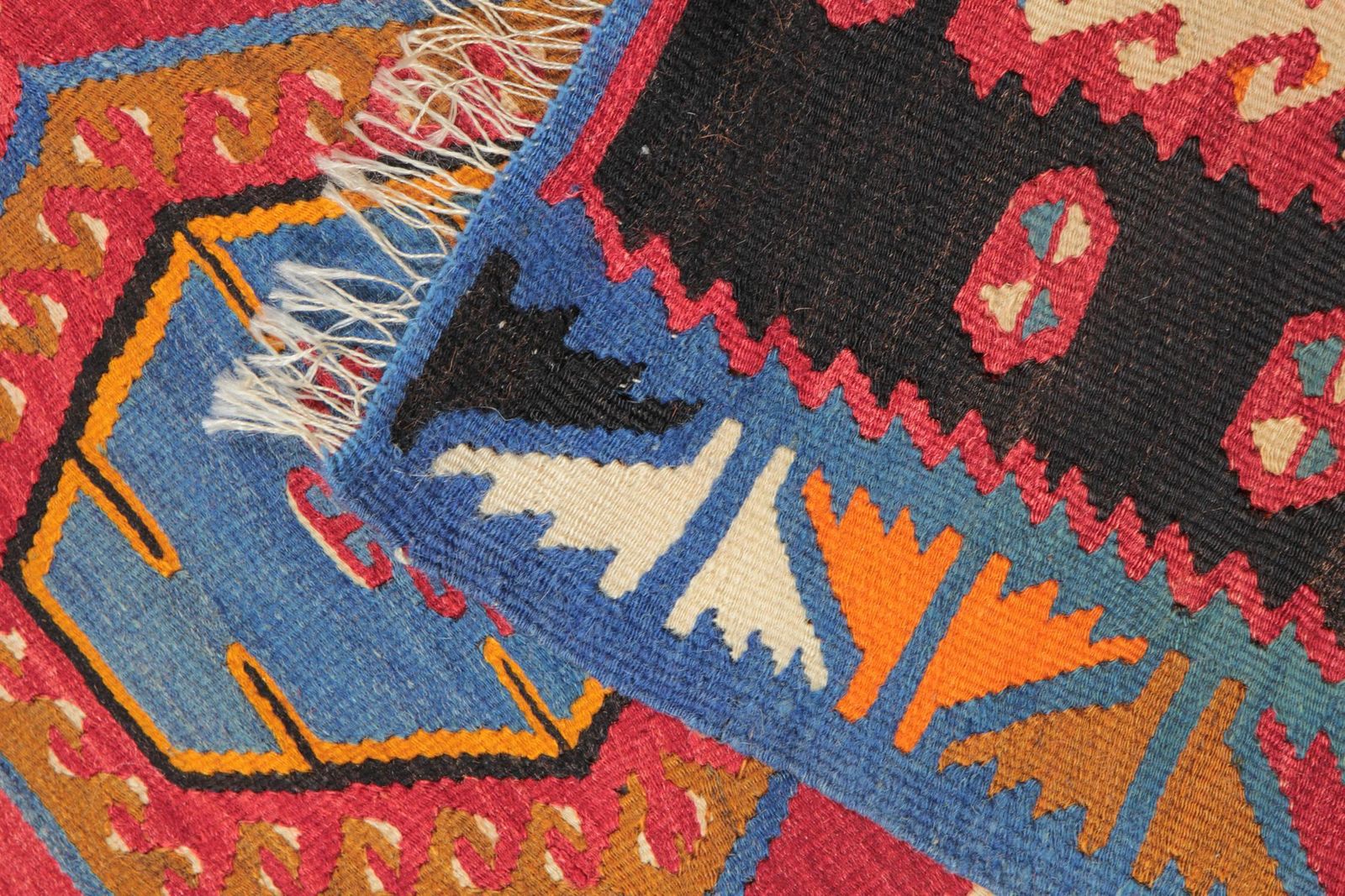 Tapis kilim d'époque turc, rouge multicolore, motif tribal à médaillon, tissage plat, 1940 photo vinterior