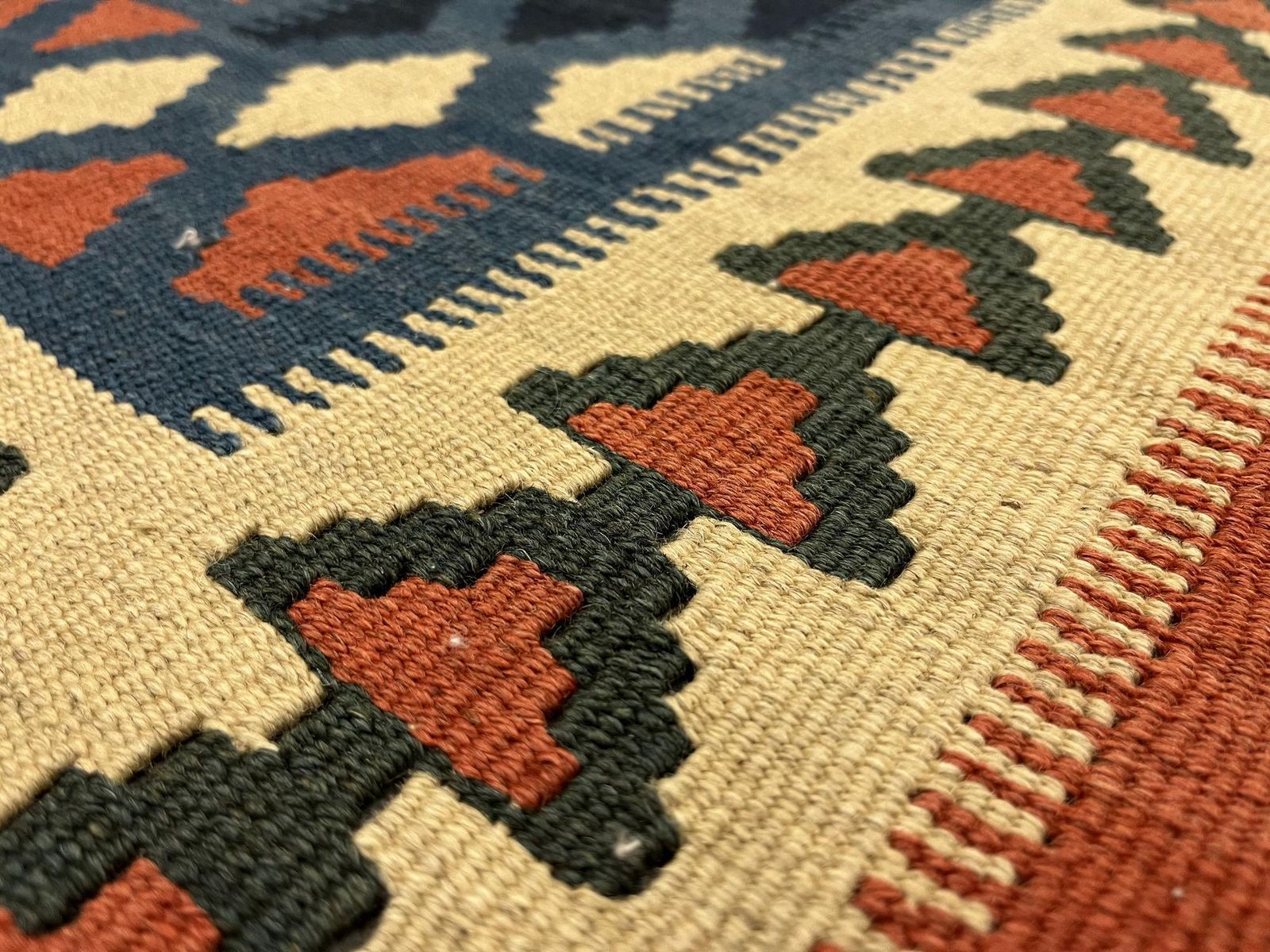 Tapis kilim vintage à motifs géométriques rayés orange en laine, kilims tissés à la main photo for sale