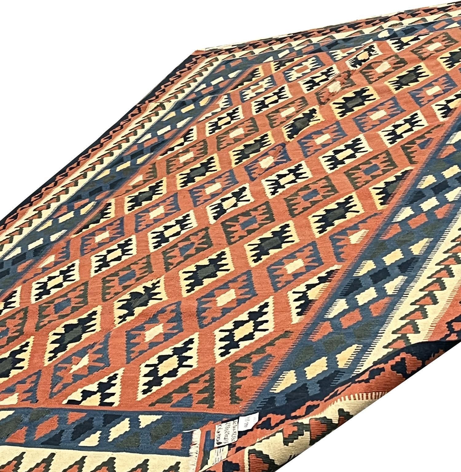 Tapis kilim vintage à motifs géométriques rayés orange en laine, kilims tissés à la main photo vinterior