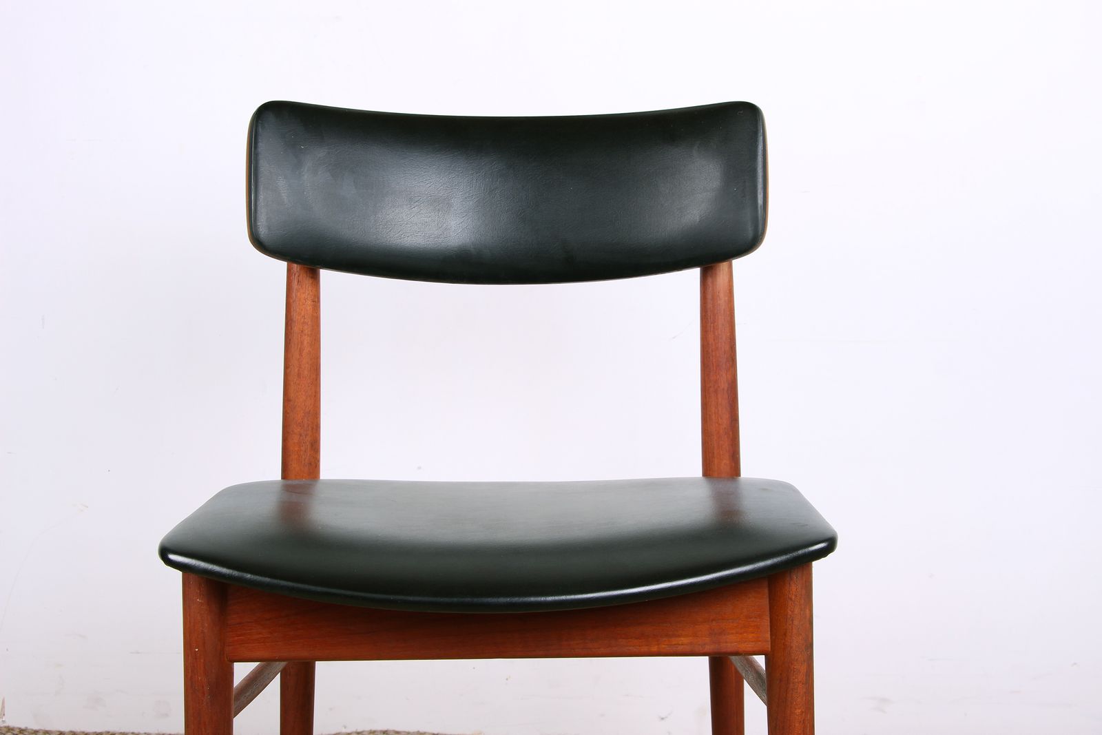 Ensemble de 4 chaises danoises en teck, skaï noir et laiton, par Sven Chrobat pour Sax, 1960. photo furniture