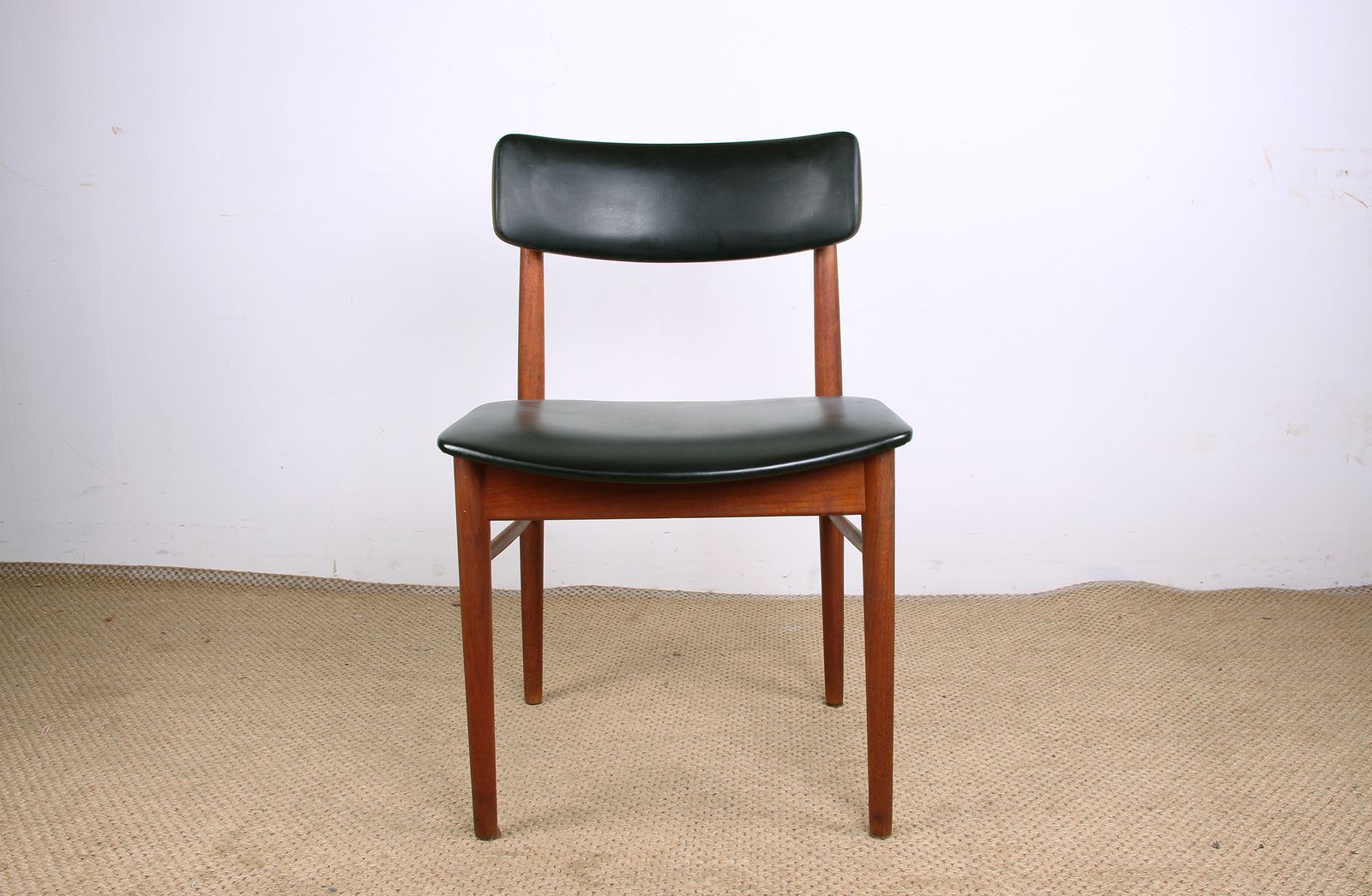 Ensemble de 4 chaises danoises en teck, skaï noir et laiton, par Sven Chrobat pour Sax, 1960. photo for sale