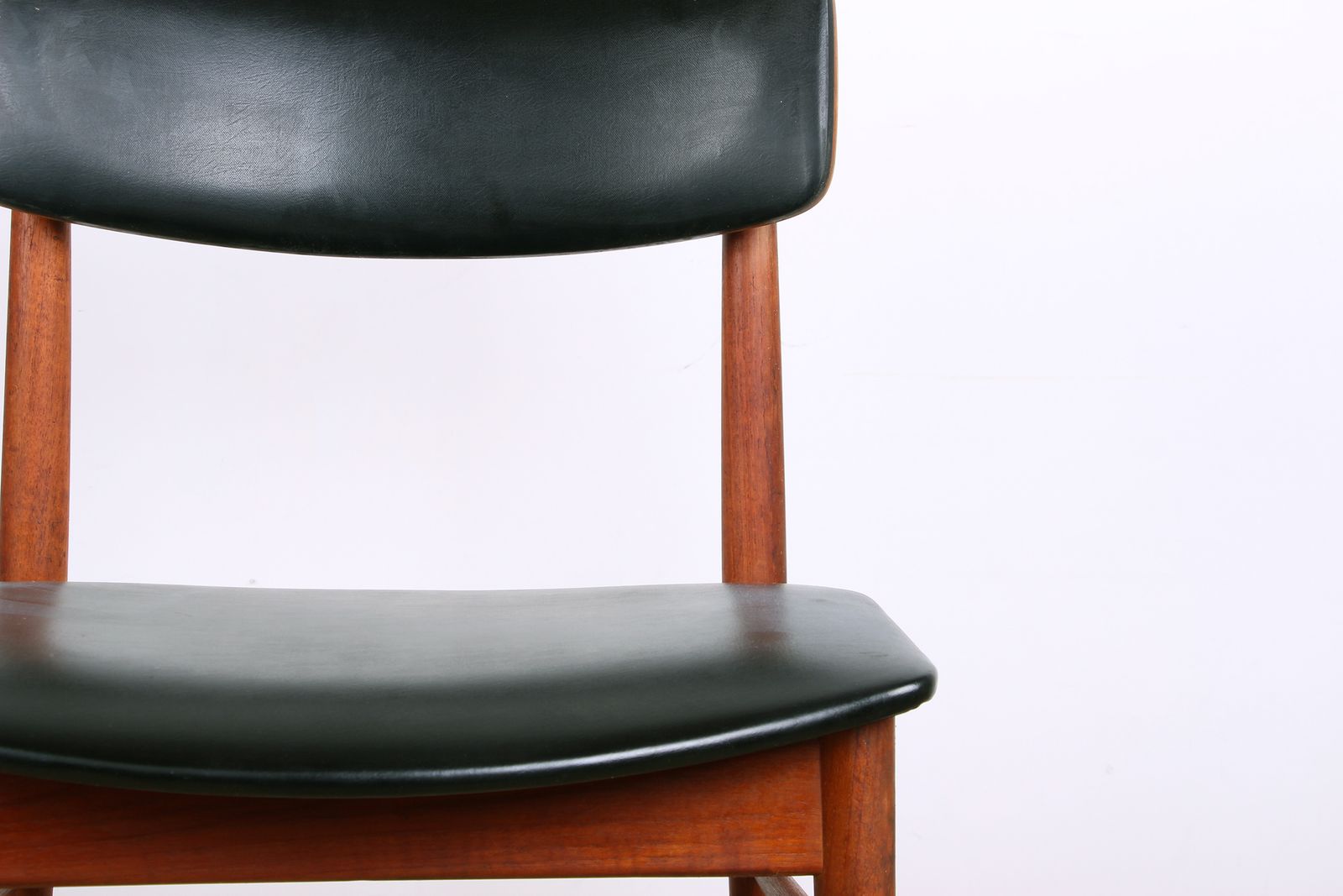 Ensemble de 4 chaises danoises en teck, skaï noir et laiton, par Sven Chrobat pour Sax, 1960. photo Mobilier