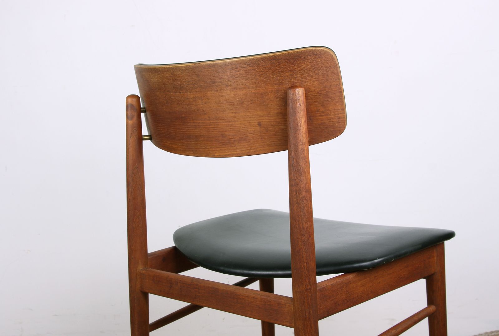 photo vinterior Ensemble de 4 chaises danoises en teck, skaï noir et laiton, par Sven Chrobat pour Sax, 1960.