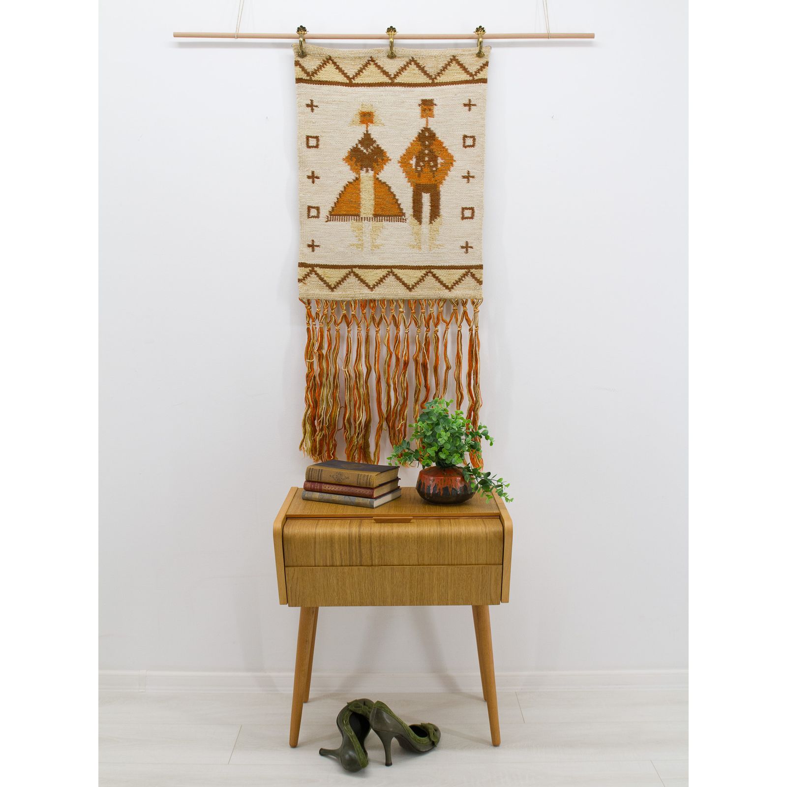 photo for sale Handgeweven wollen wandtapijt met lange franje en geometrisch volkskunstmotief, vintage jaren 1970