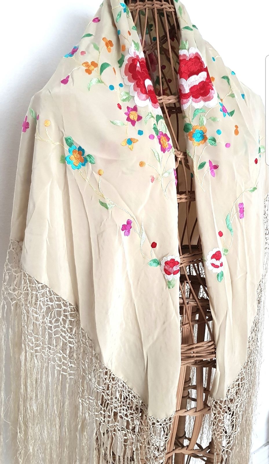 Antique Silk Embroidered Piano Shawl, Manton De Manila. photo vinterior