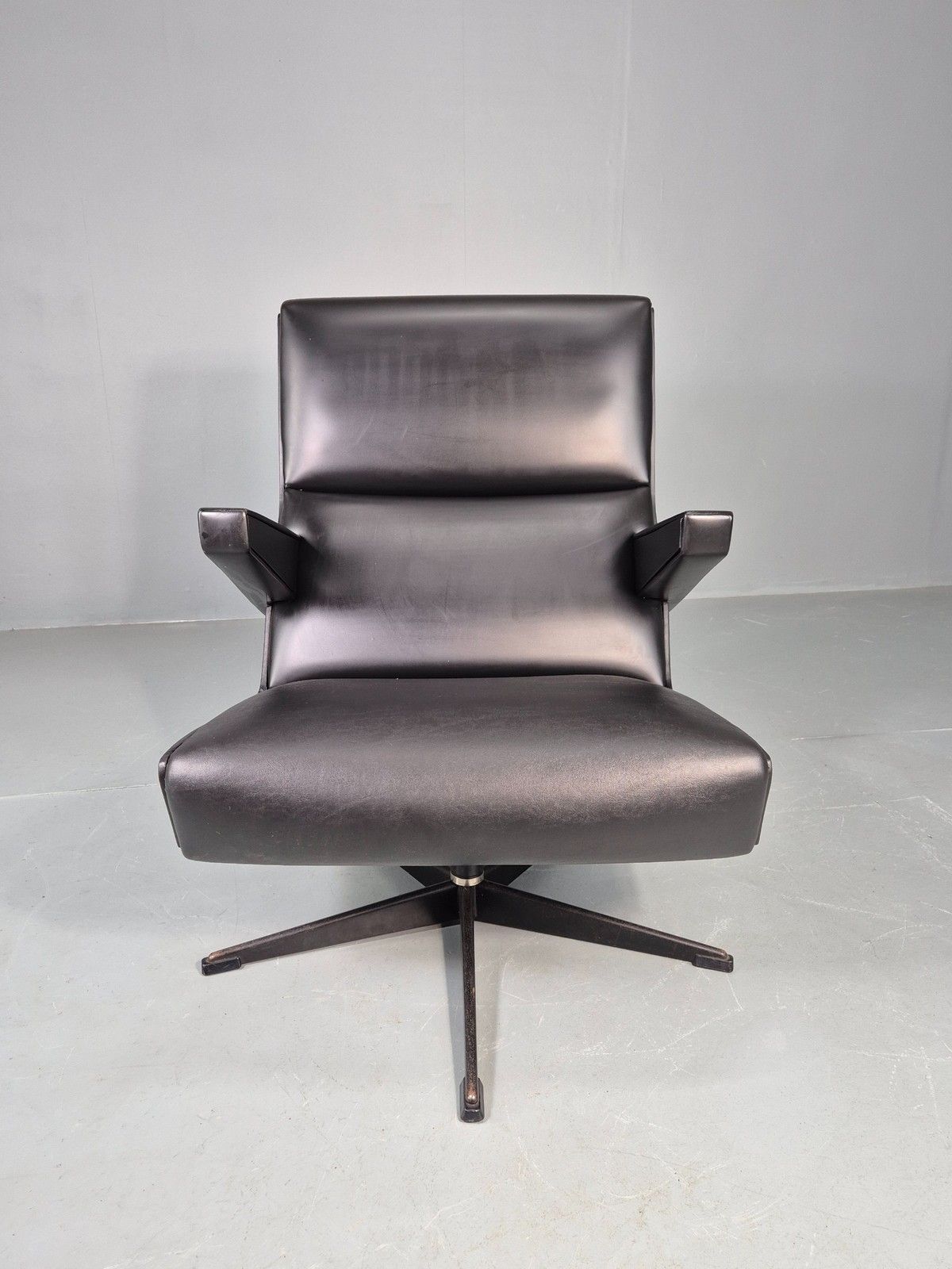Vintage Black Vinyl Swivel Chair After The Press Room Chair Rietveld Mcm Eb06200 photo furniture