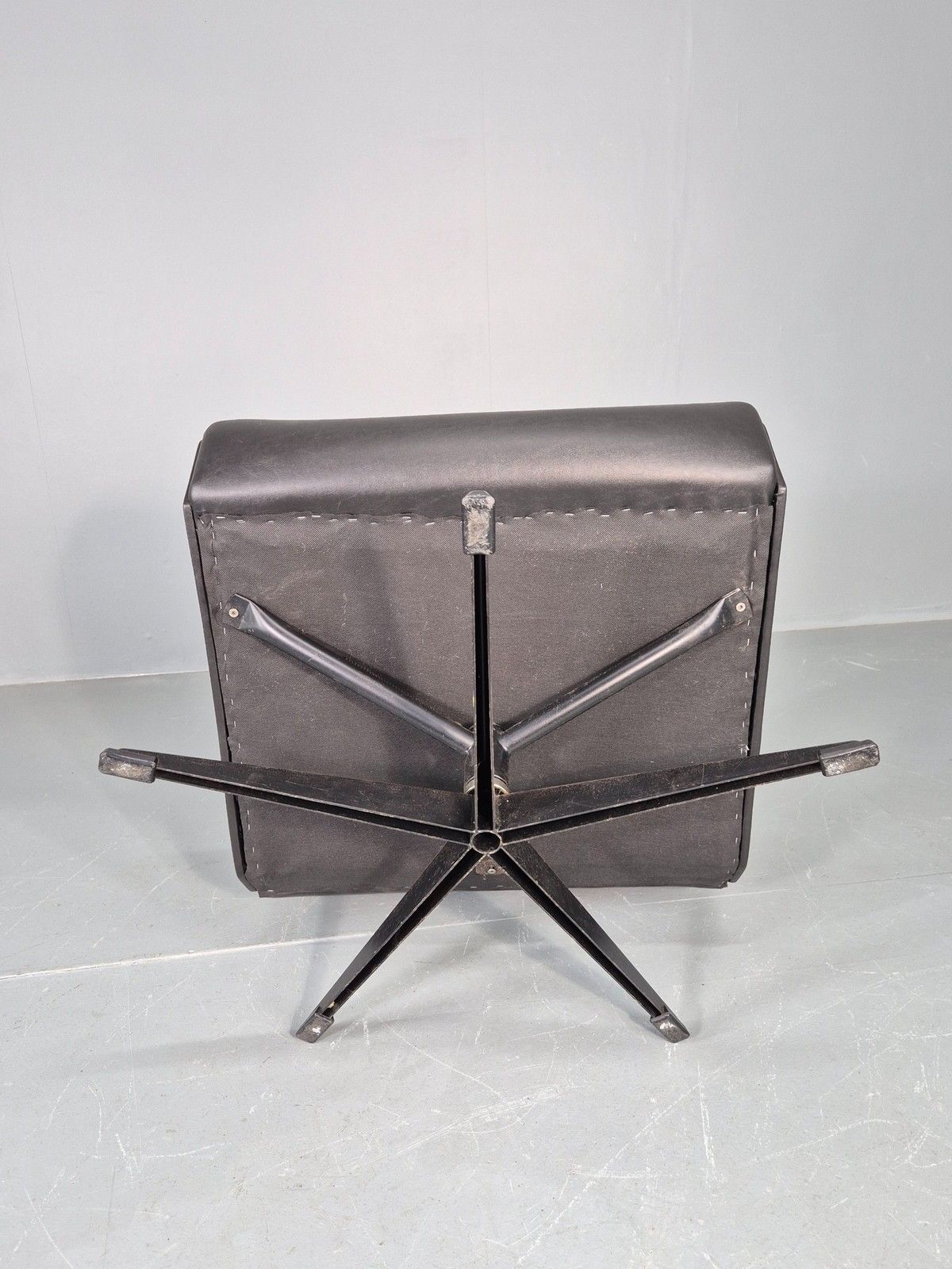 photo buy Vintage Black Vinyl Swivel Chair After The Press Room Chair Rietveld Mcm Eb06200