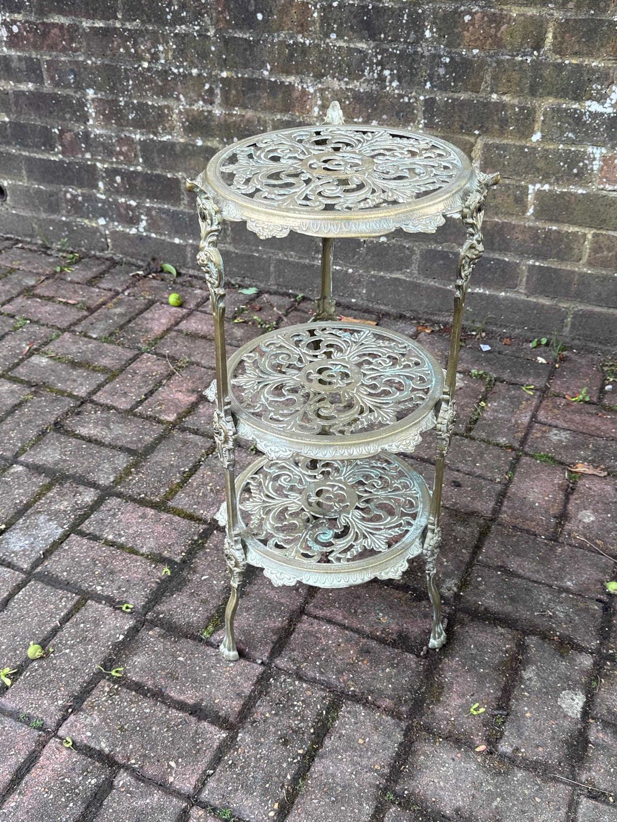 photo vinterior Authentic Victorian Ornate Brass Plant Stand Three Tier Display Stand