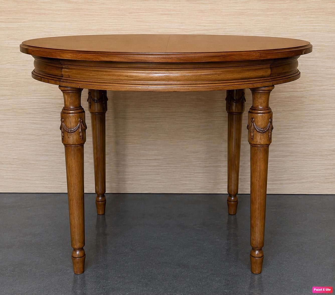 Paire de tables rondes classiques en bois de noyer, pieds sculptés photo for sale
