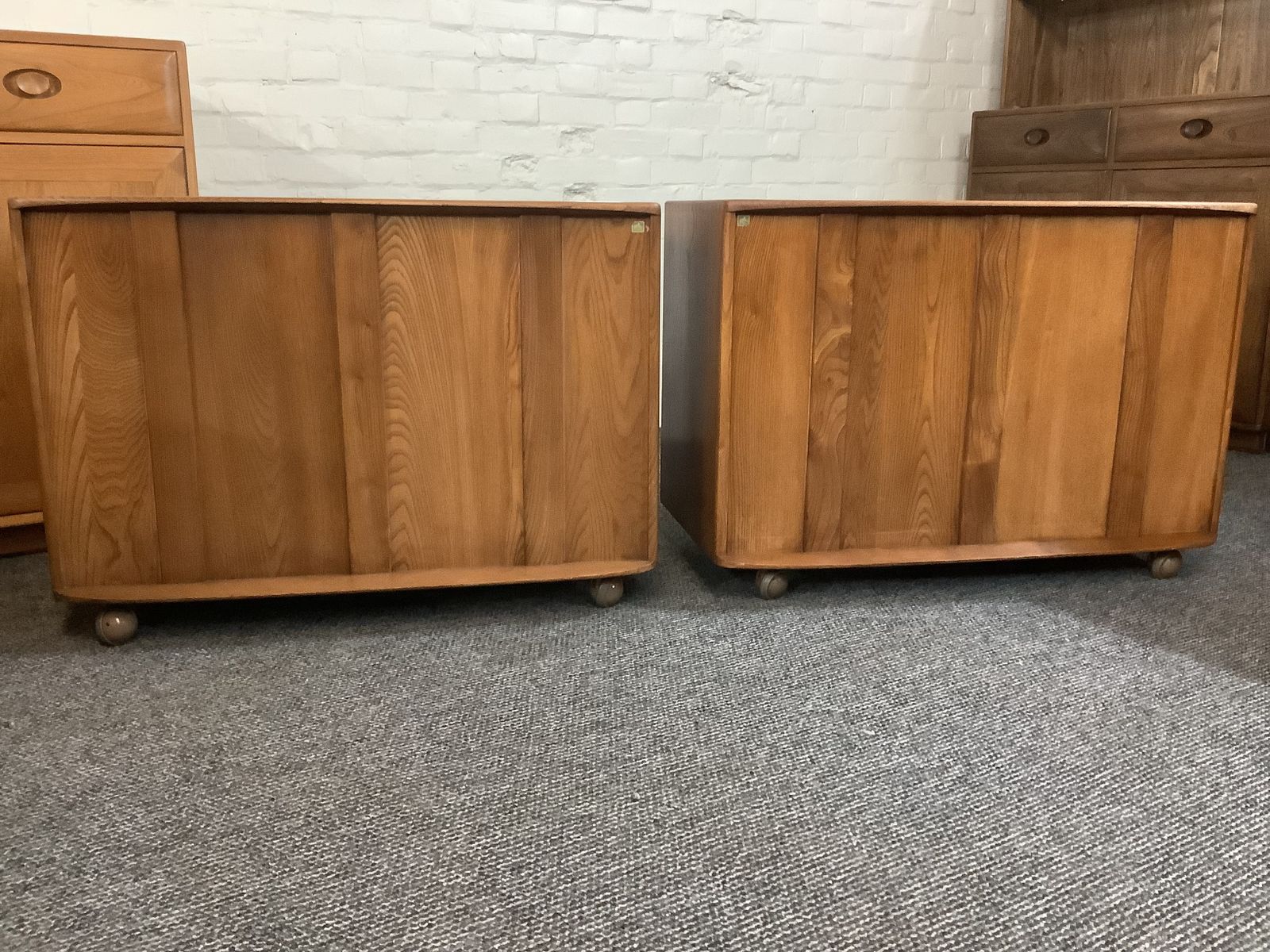 photo vintage Ercol Bedroom Furniture Suite. Early Windsor Models Produced England 1956.