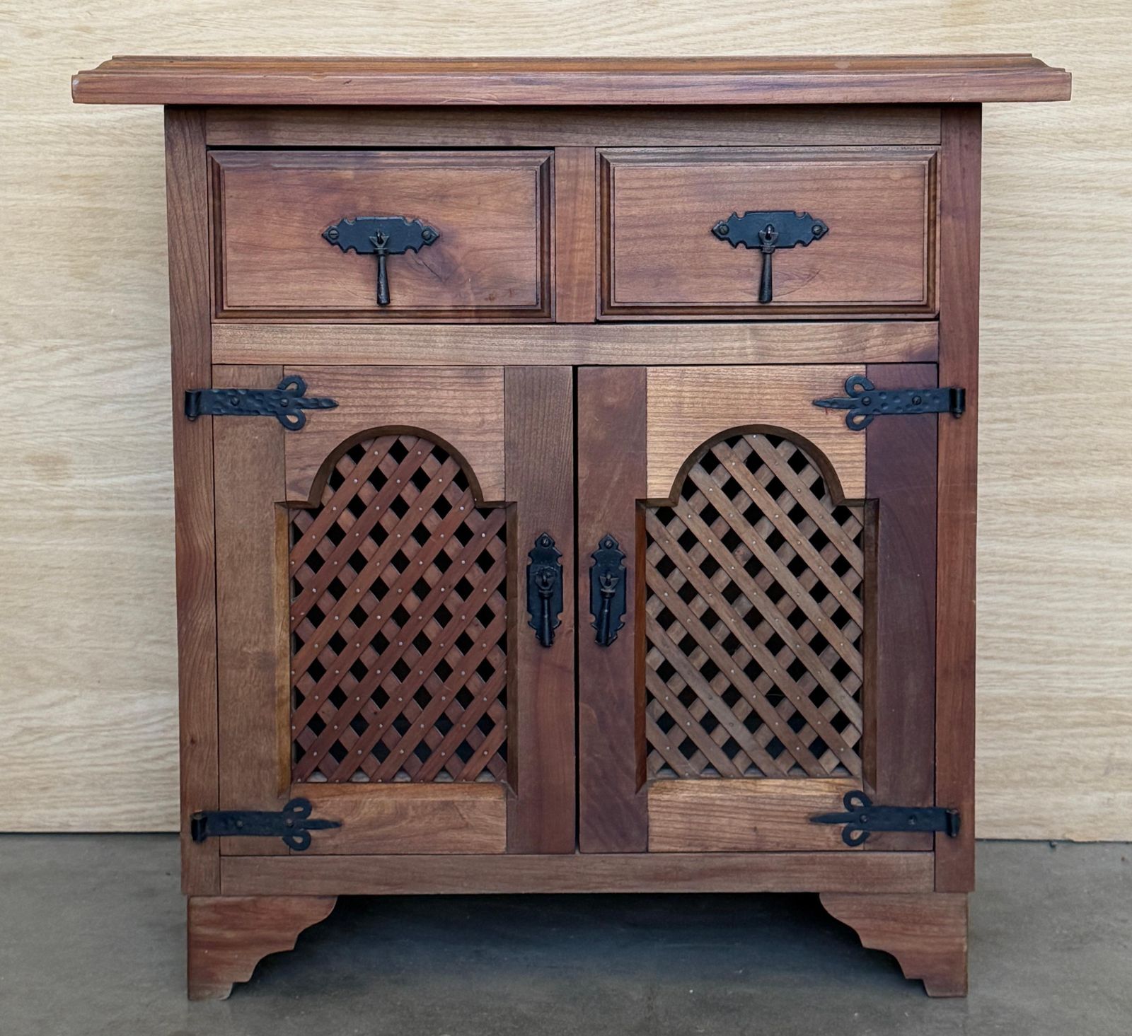 Paire de tables de chevet d'époque en bois massif rustique avec détails en fer forgé photo furniture