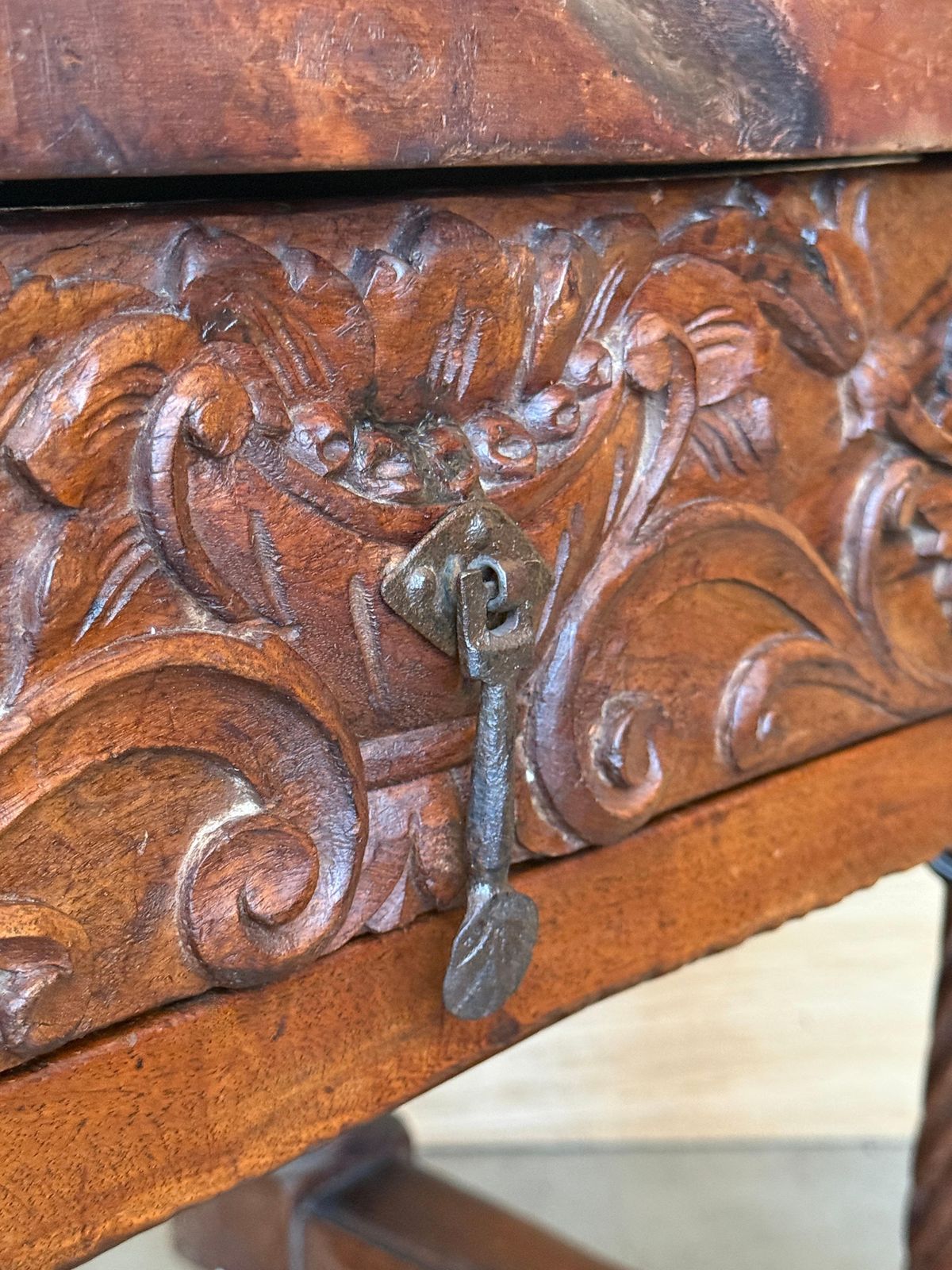 photo vintage Table d'appoint ou table basse en noyer sculpté, fin du XIXe siècle