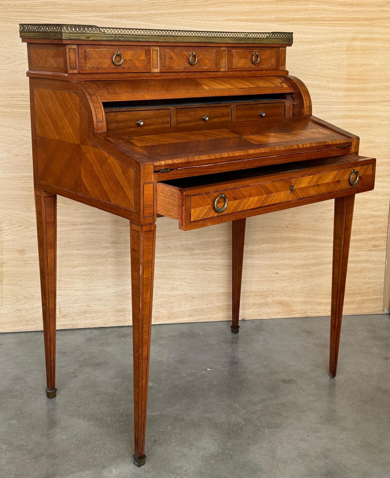 Bureau à cylindre de style Louis XVI en marqueterie et galerie en laiton photo buy