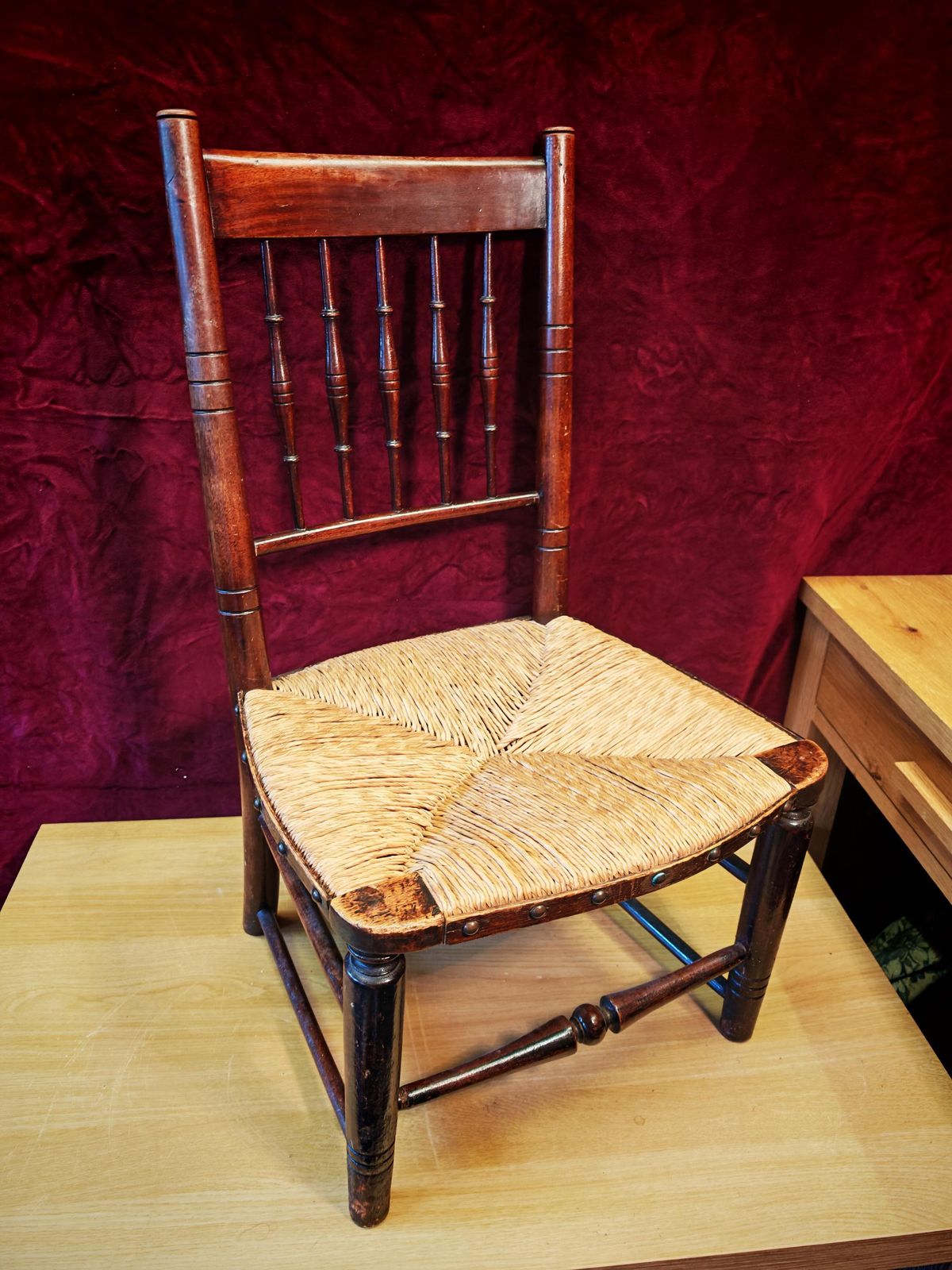 Chaise de salle à manger d'époque pour enfant, assise en jonc et paille. Bon état. Probablement XIXe siècle. 75 cm de hauteur
