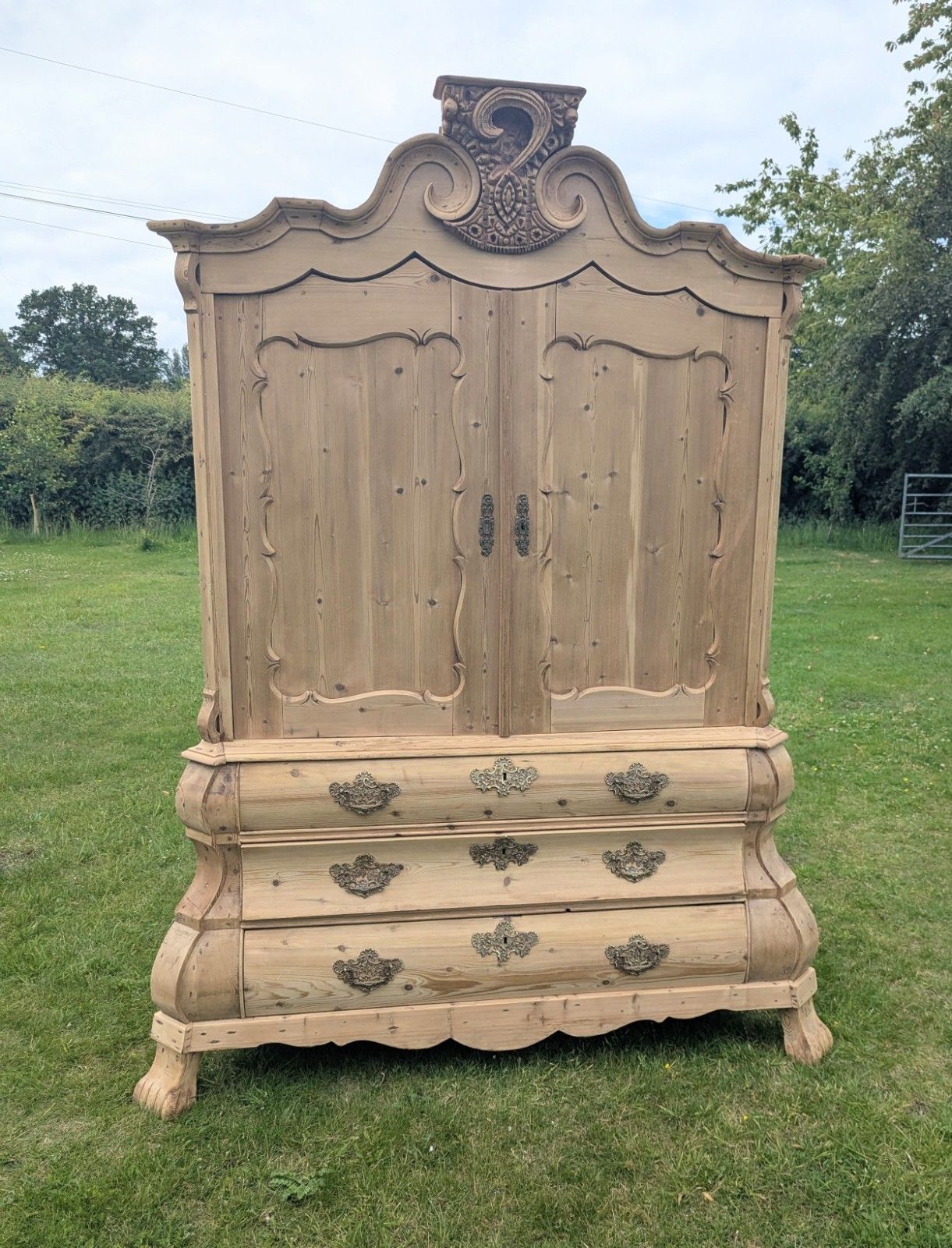 Grande armoire à linge hollandaise d'époque XIXe siècle en pin décapé, sur base bombée, livraison disponible 0341.