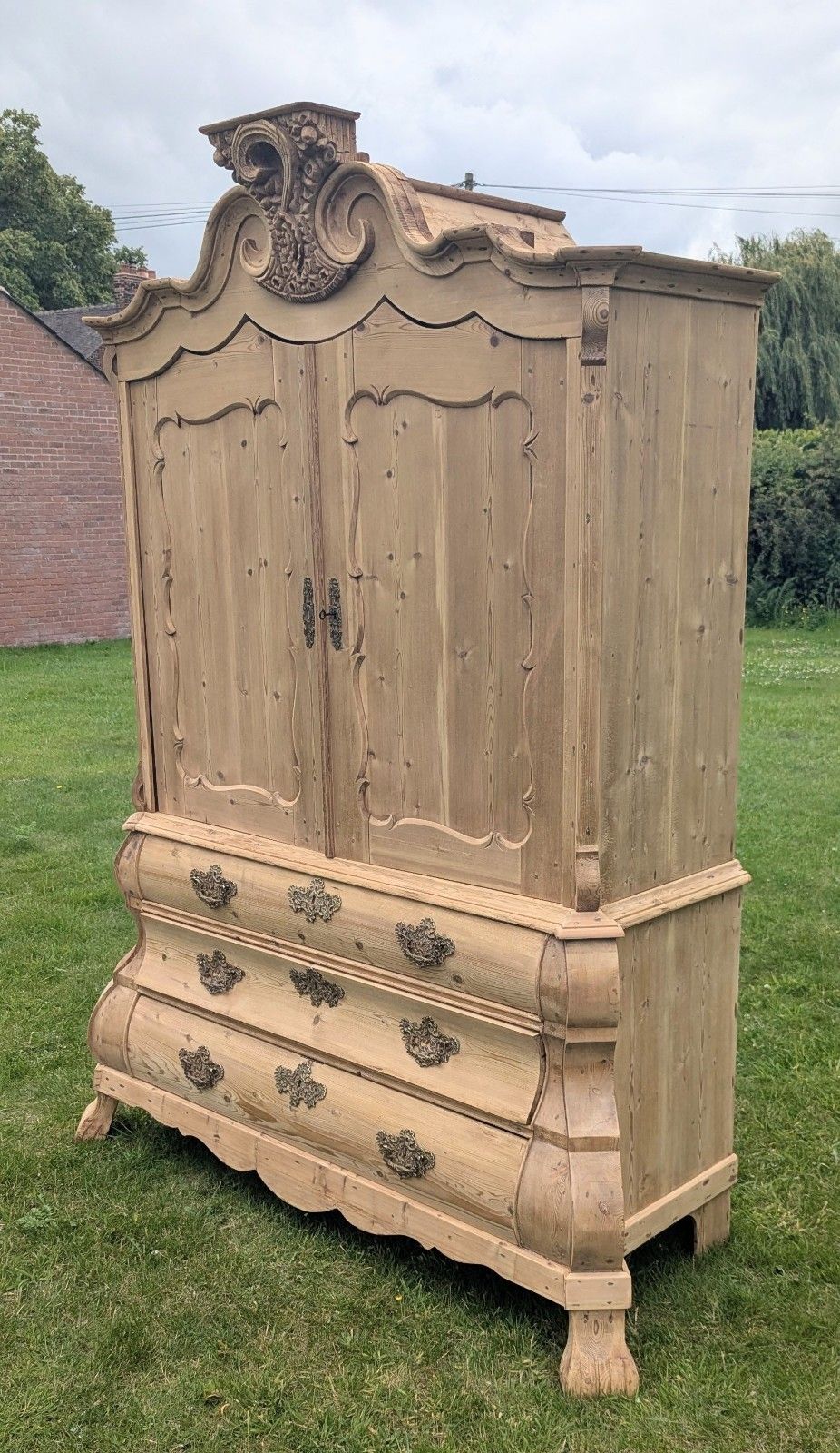 Grande armoire à linge hollandaise d'époque XIXe siècle en pin décapé, sur base bombée, livraison disponible 0341. photo for sale