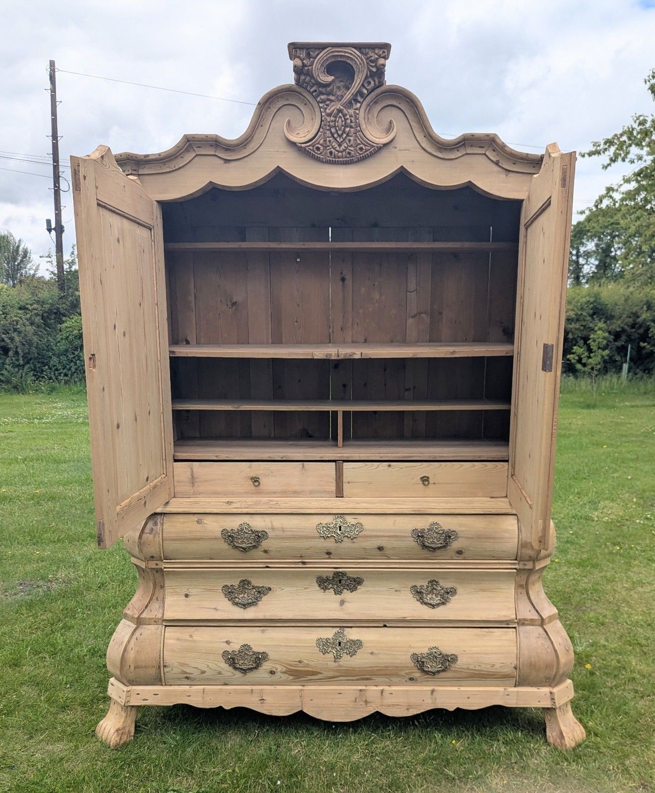 2295.0 Grande armoire à linge hollandaise d'époque XIXe siècle en pin décapé, sur base bombée, livraison disponible 0341. photo