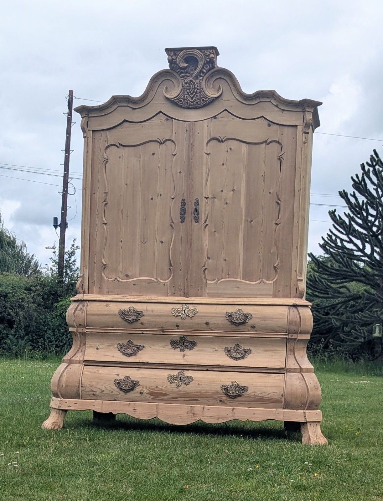 photo vintage Huge 19thc Stripped Pine Dutch Linen Press On Bomb Base Delivery Available 0341.