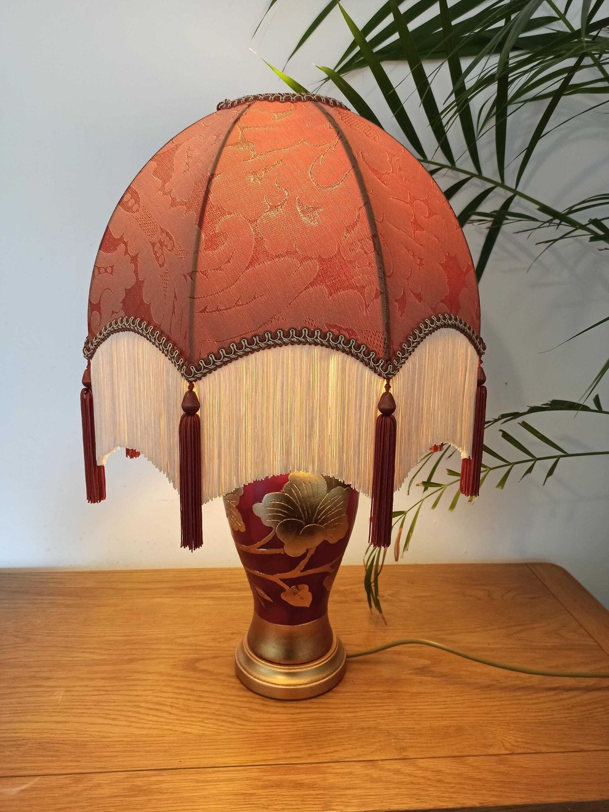 Lampe de table vintage. Peinte à la main, rouge et or. Testée et fonctionnelle. Bon état