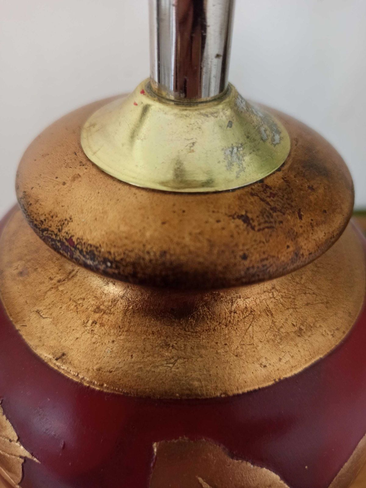 photo furniture Lampe de table vintage. Peinte à la main, rouge et or. Testée et fonctionnelle. Bon état