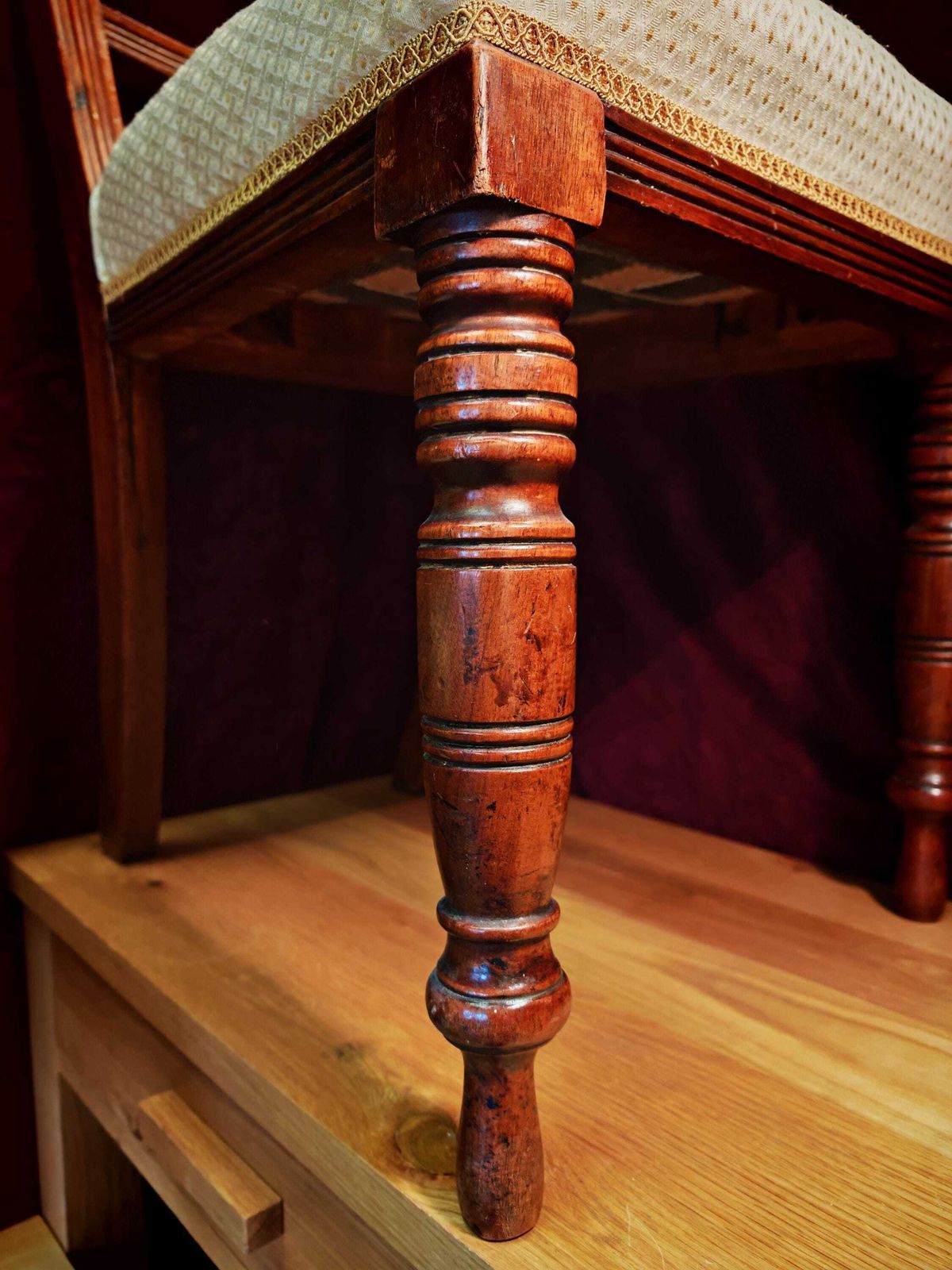 photo for sale Paire de chaises de salle à manger victoriennes d'époque en acajou, décor blanc cassé et doré, hauteur 91 cm, très bon état
