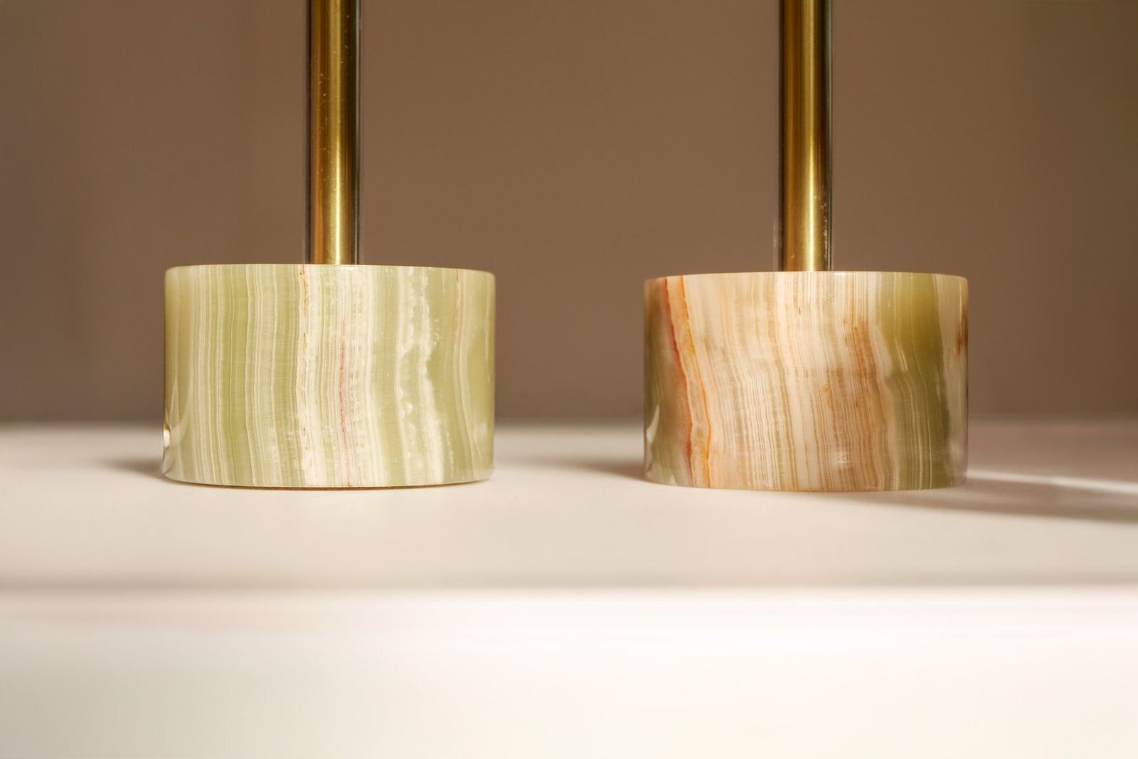 460.0 Mid-Century Modern Italiaanse tafellampen van onyx en messing, set van 2 photo