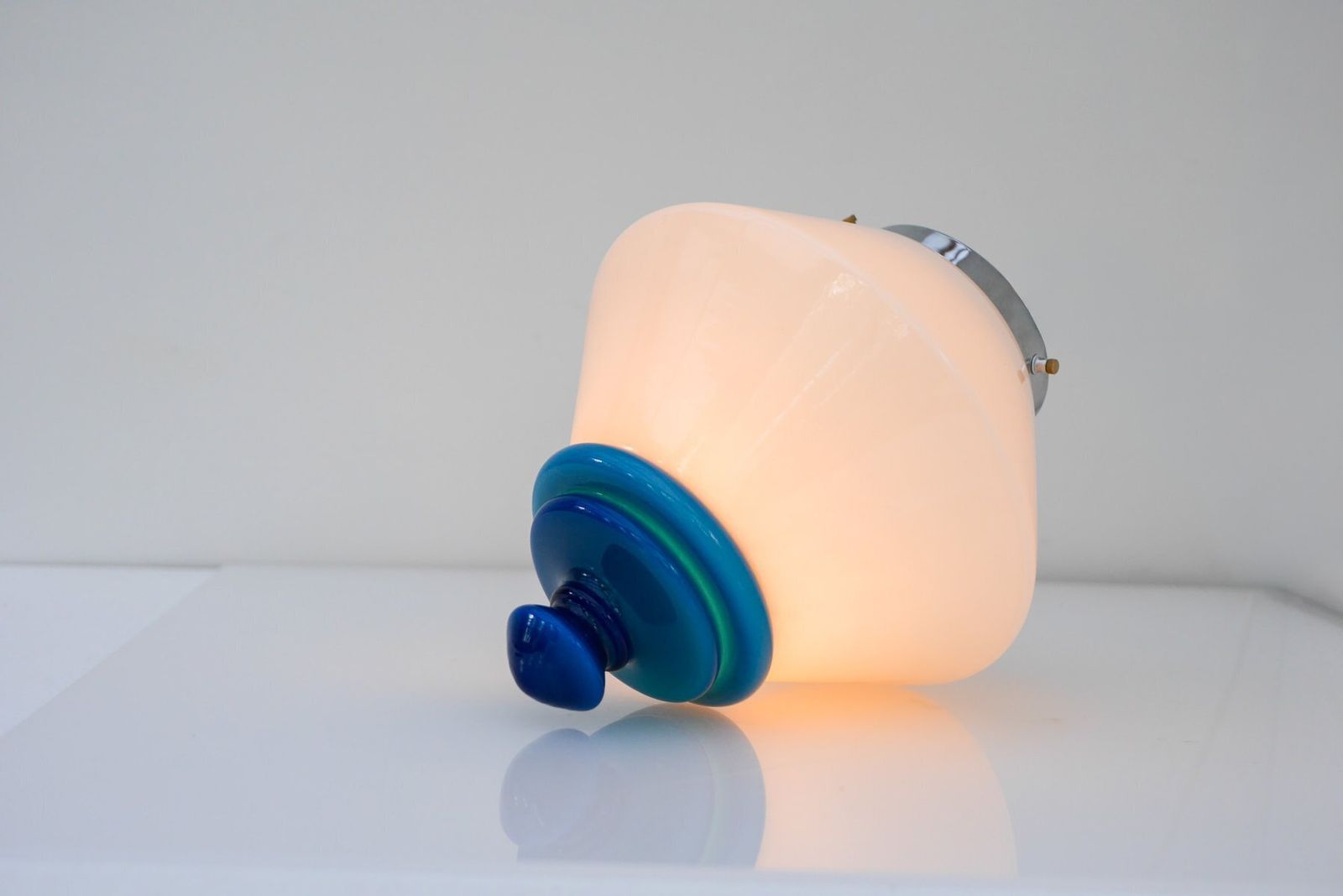 photo buy Scandinavisch Art Deco Melkglas Hanglamp Met Azuurblauwe Details, Jaren 1930