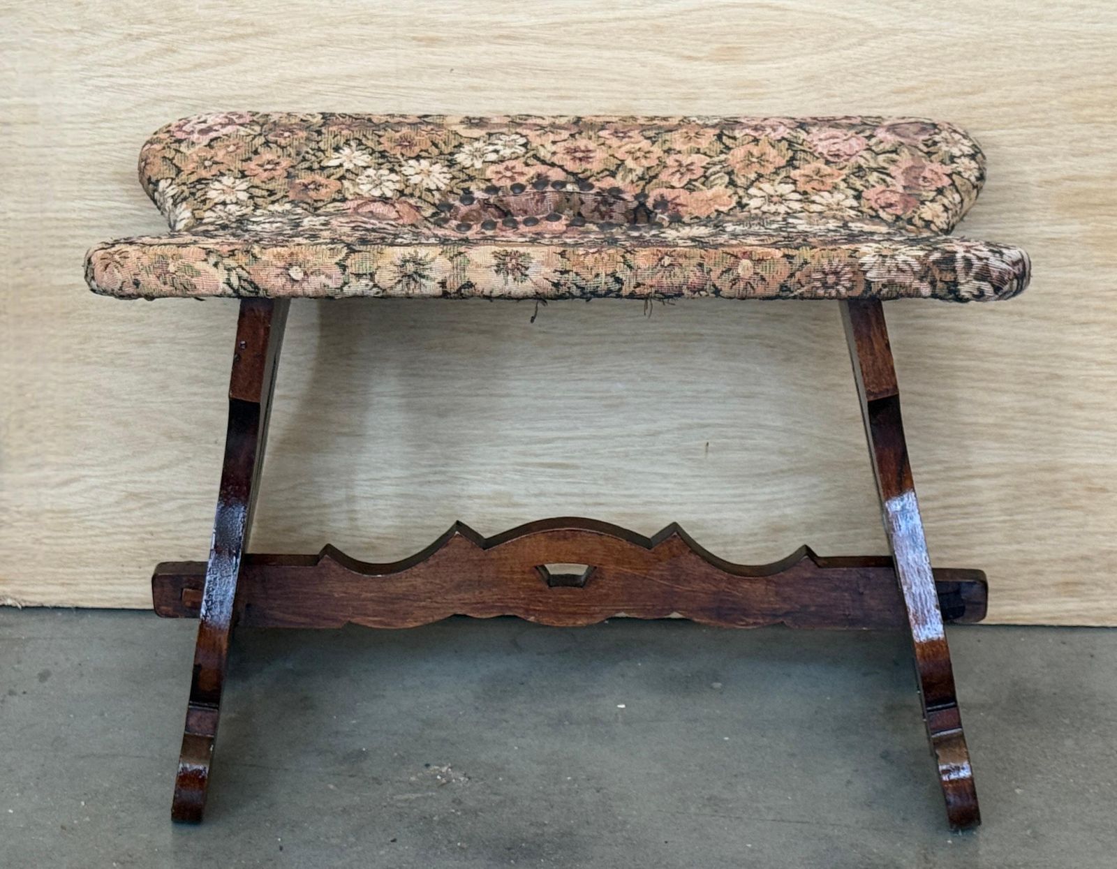 Banc espagnol rustique tapissé, bois sculpté et assise en tissu fleuri photo furniture