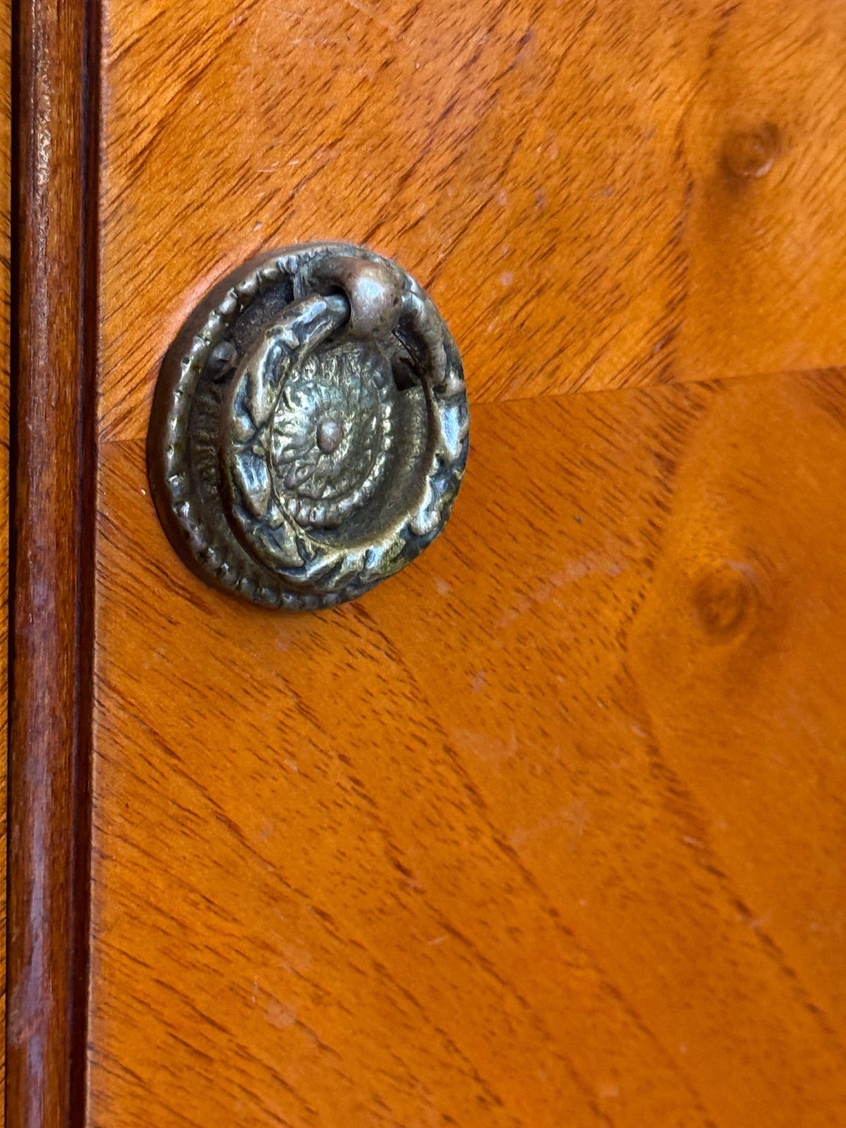 photo vintage Paire de cabinets auxiliaires français, plateaux en marbre